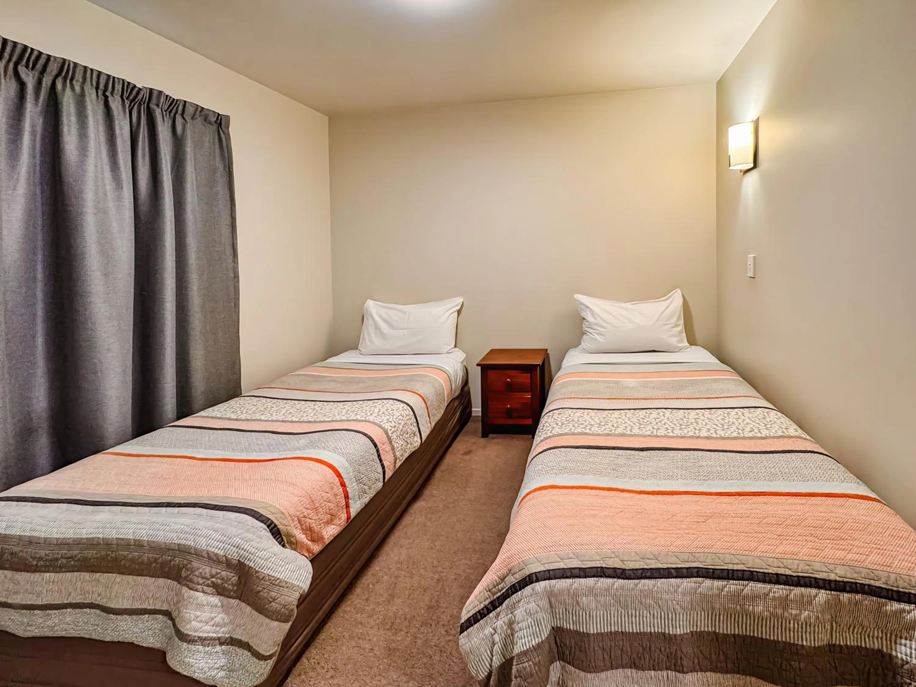 Bedroom, Bed in Bealey Avenue Motel