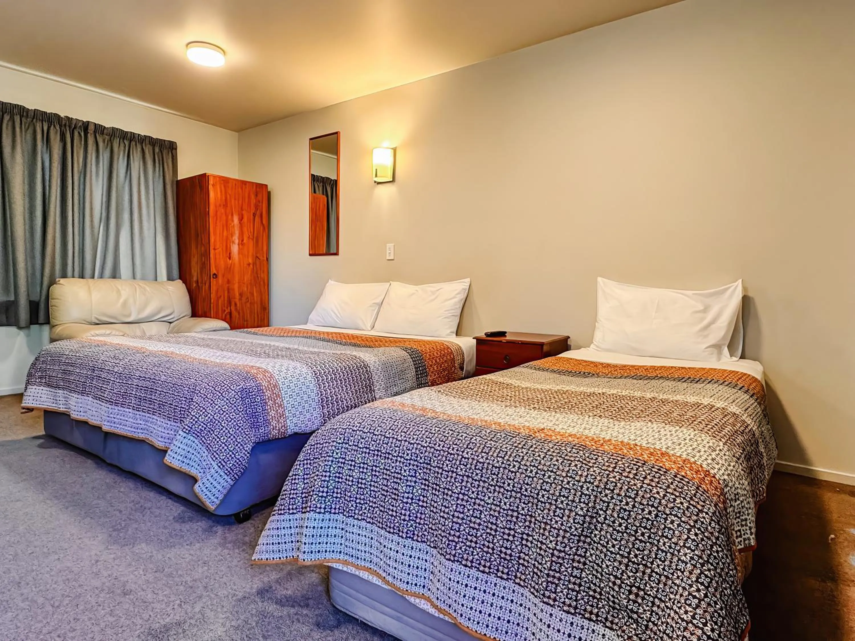 Bedroom, Bed in Bealey Avenue Motel