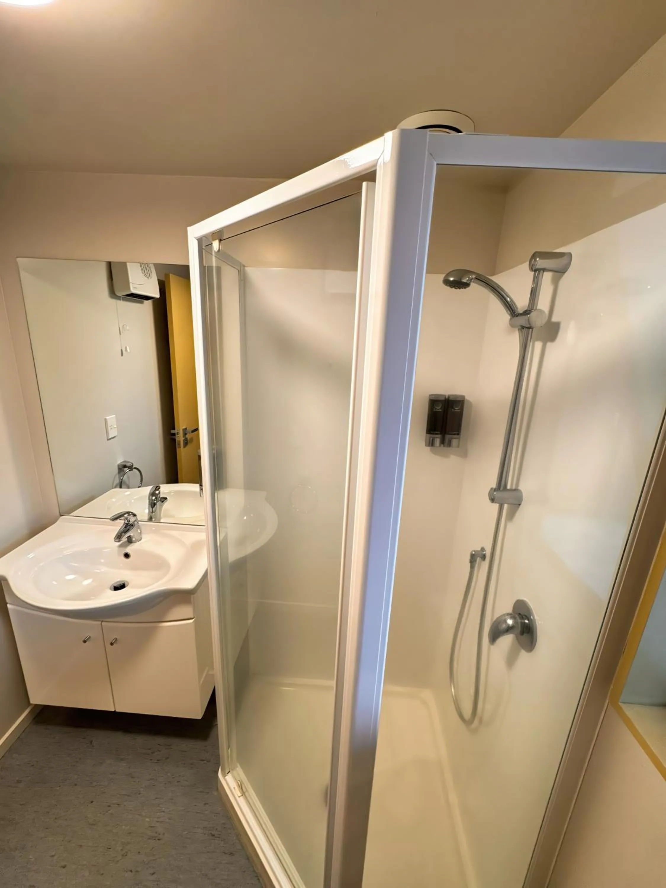 Public Bath in Bealey Avenue Motel