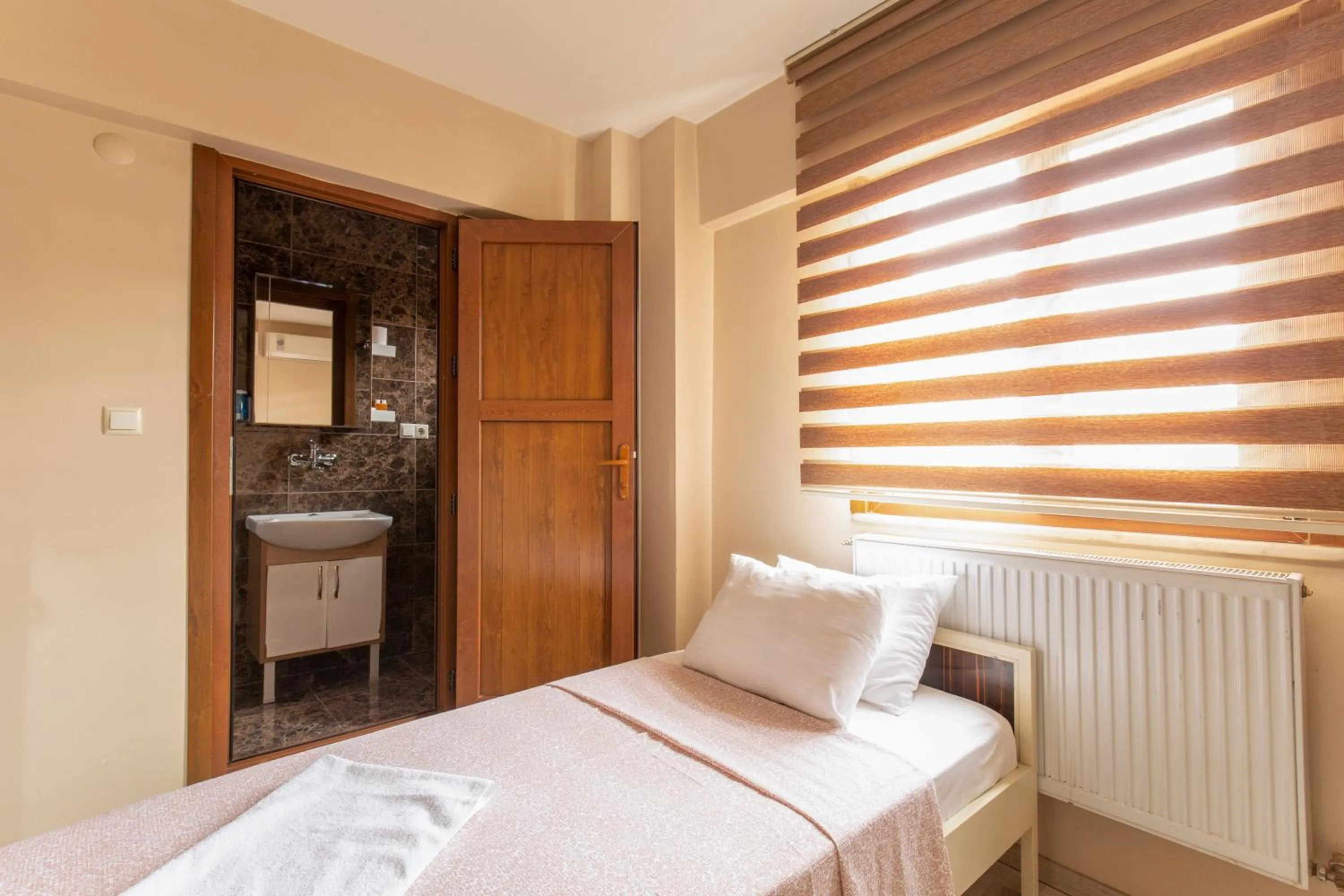 Bed in Beyoglu Huzur Hotel