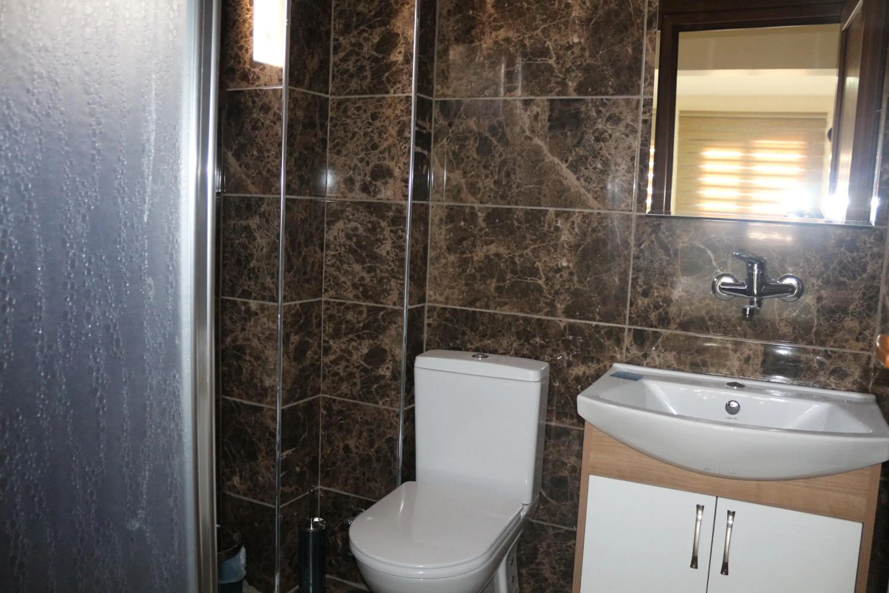 Shower in Beyoglu Huzur Hotel