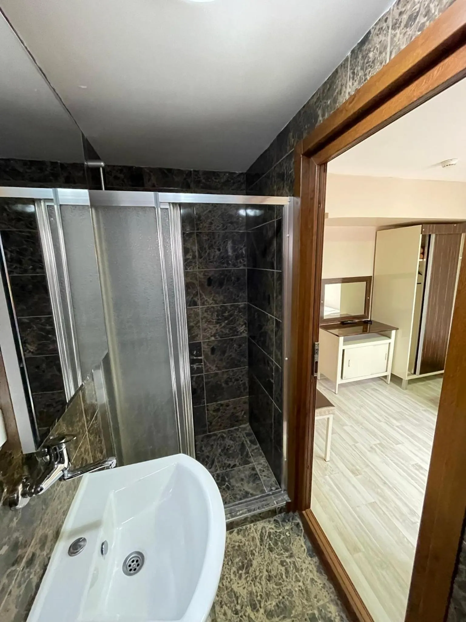 Shower in Beyoglu Huzur Hotel