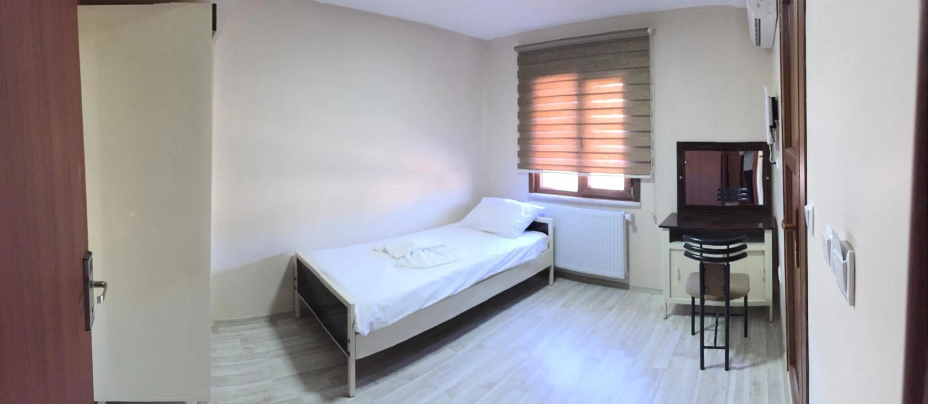 Photo of the whole room, Bed in Beyoglu Huzur Hotel