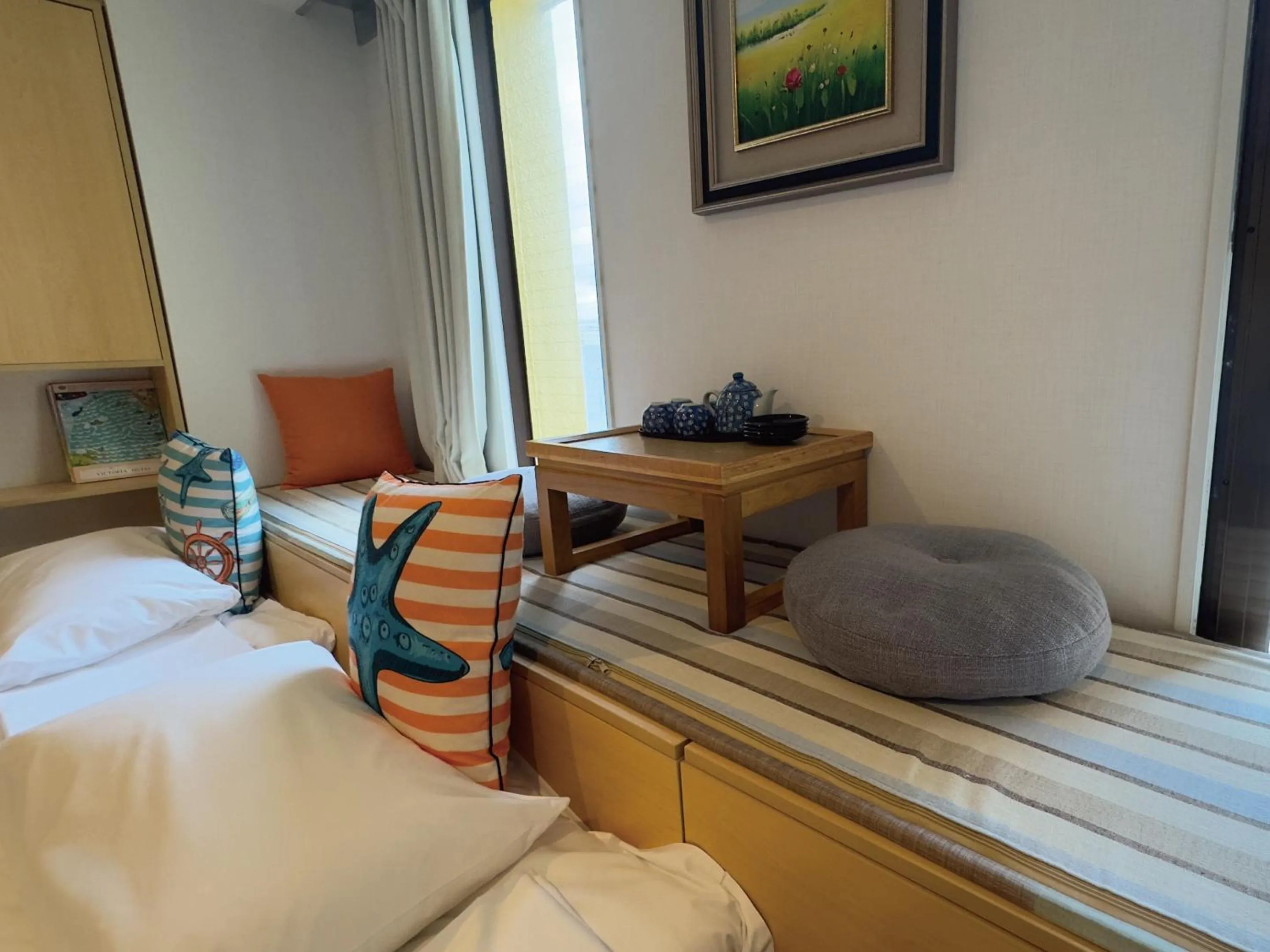 Photo of the whole room, Bed in Victoria Hotel