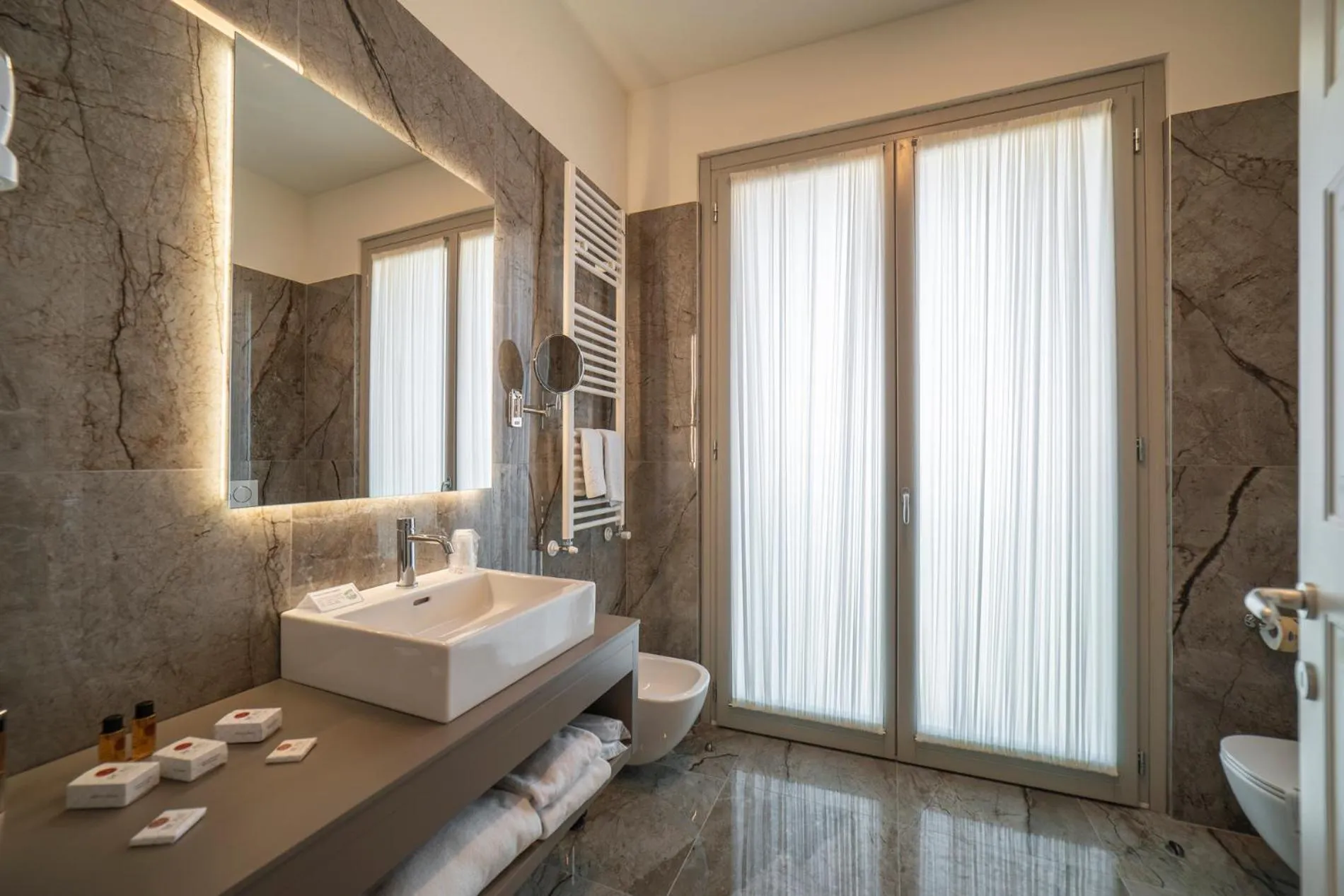 Bath, Bed in Hotel Palazzo San Lorenzo & Spa