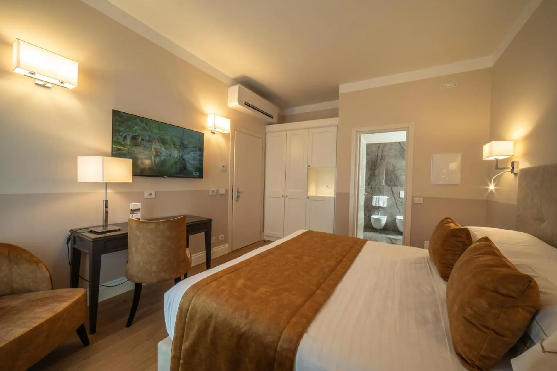 Photo of the whole room, Bed in Hotel Palazzo San Lorenzo & Spa