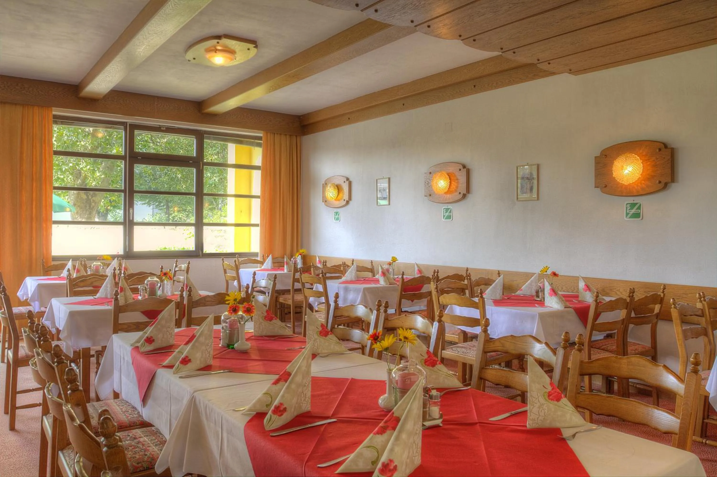 Restaurant/places to eat in Burgenländerhof Hotel Garni