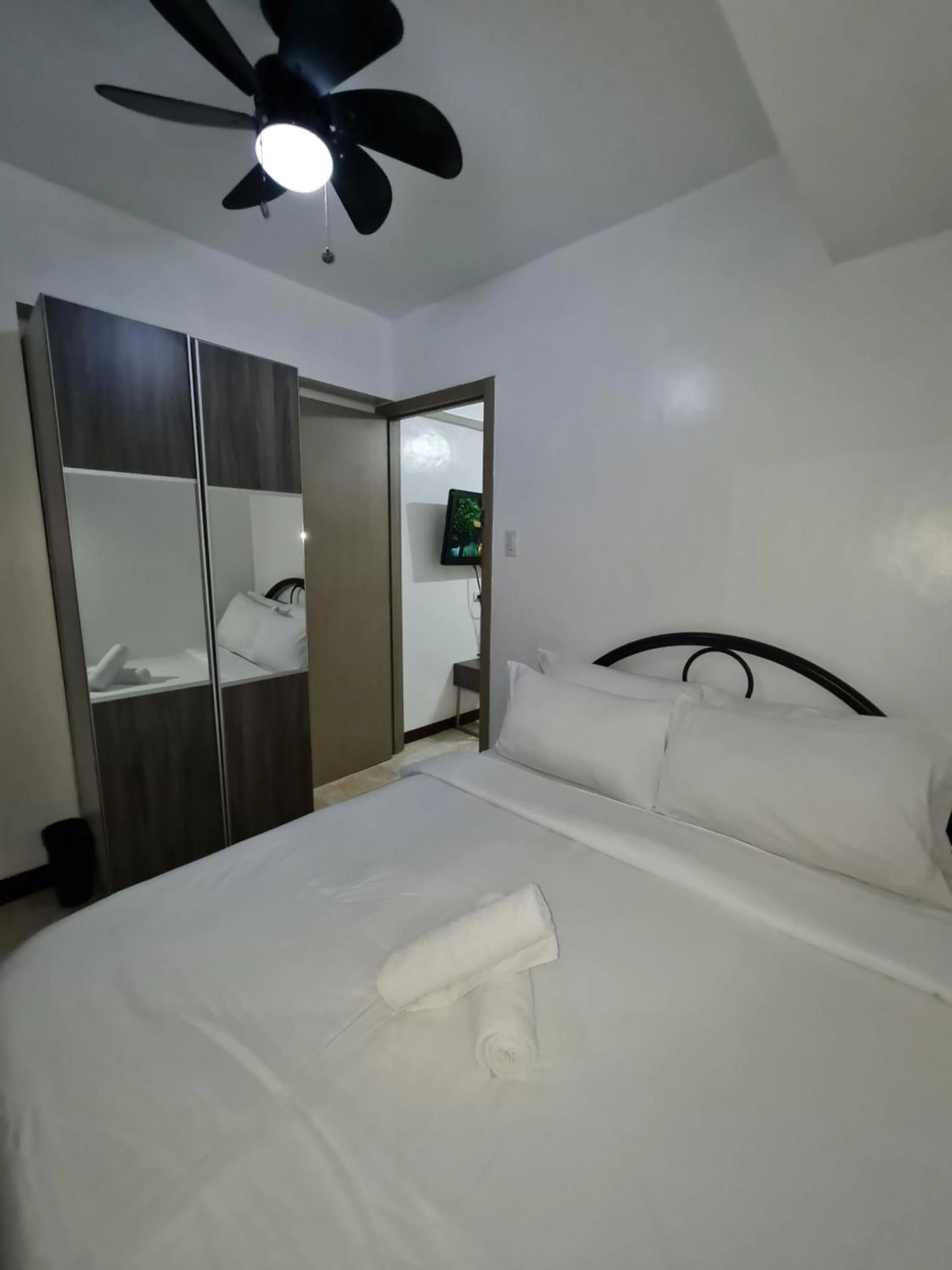 Bed in Solemare Parksuites Condominium - Condo R Us