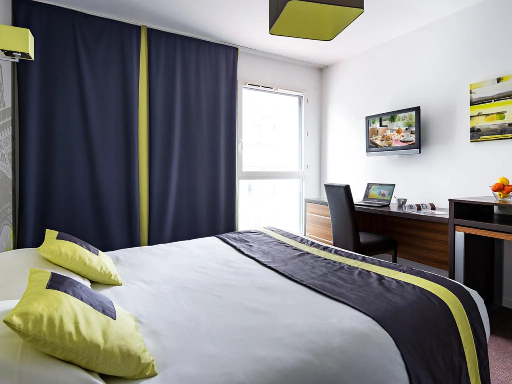 TV and multimedia, Bed in Lagrange Apart’Hotel Paris-Boulogne