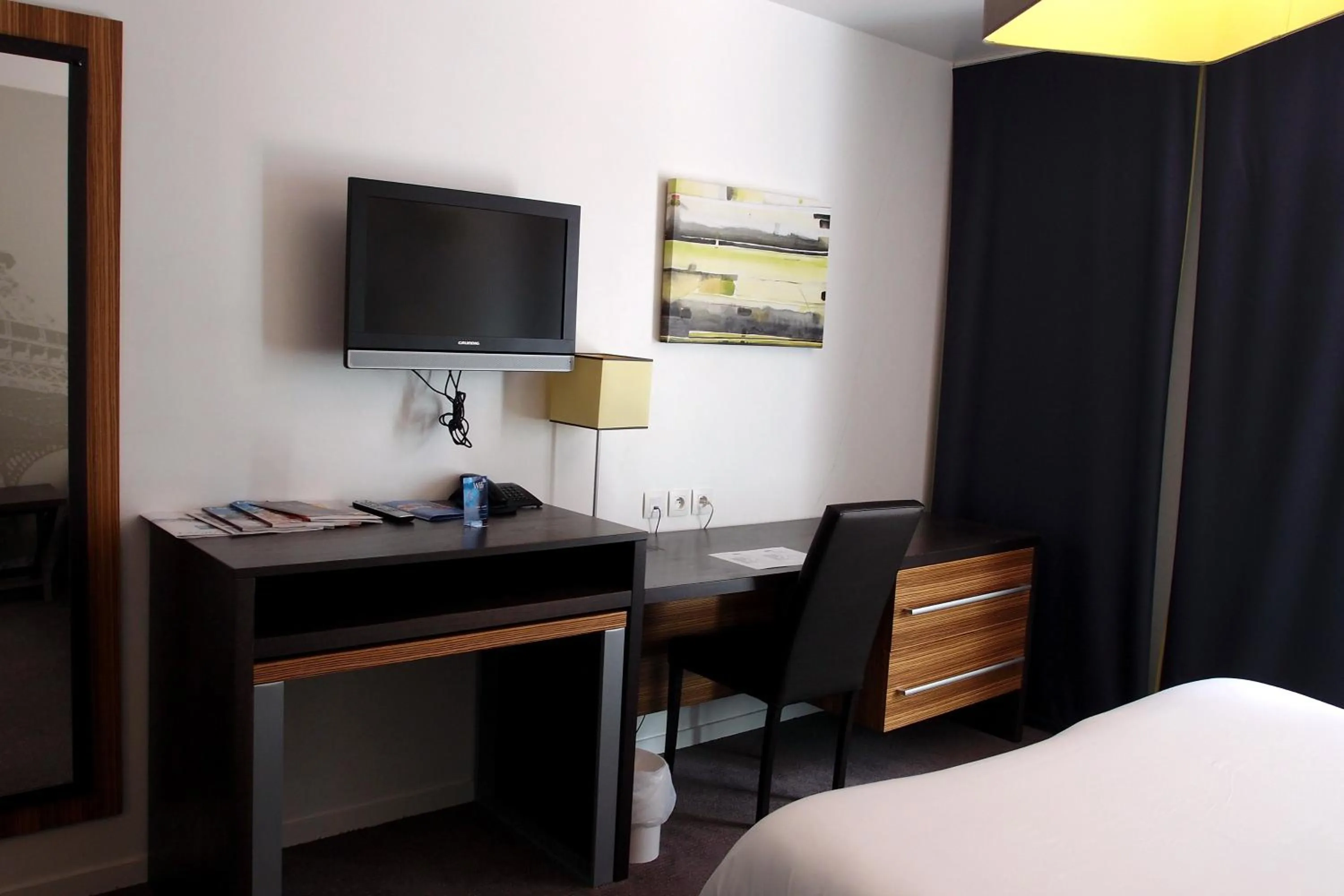 TV and multimedia, Bed in Lagrange Apart’Hotel Paris-Boulogne