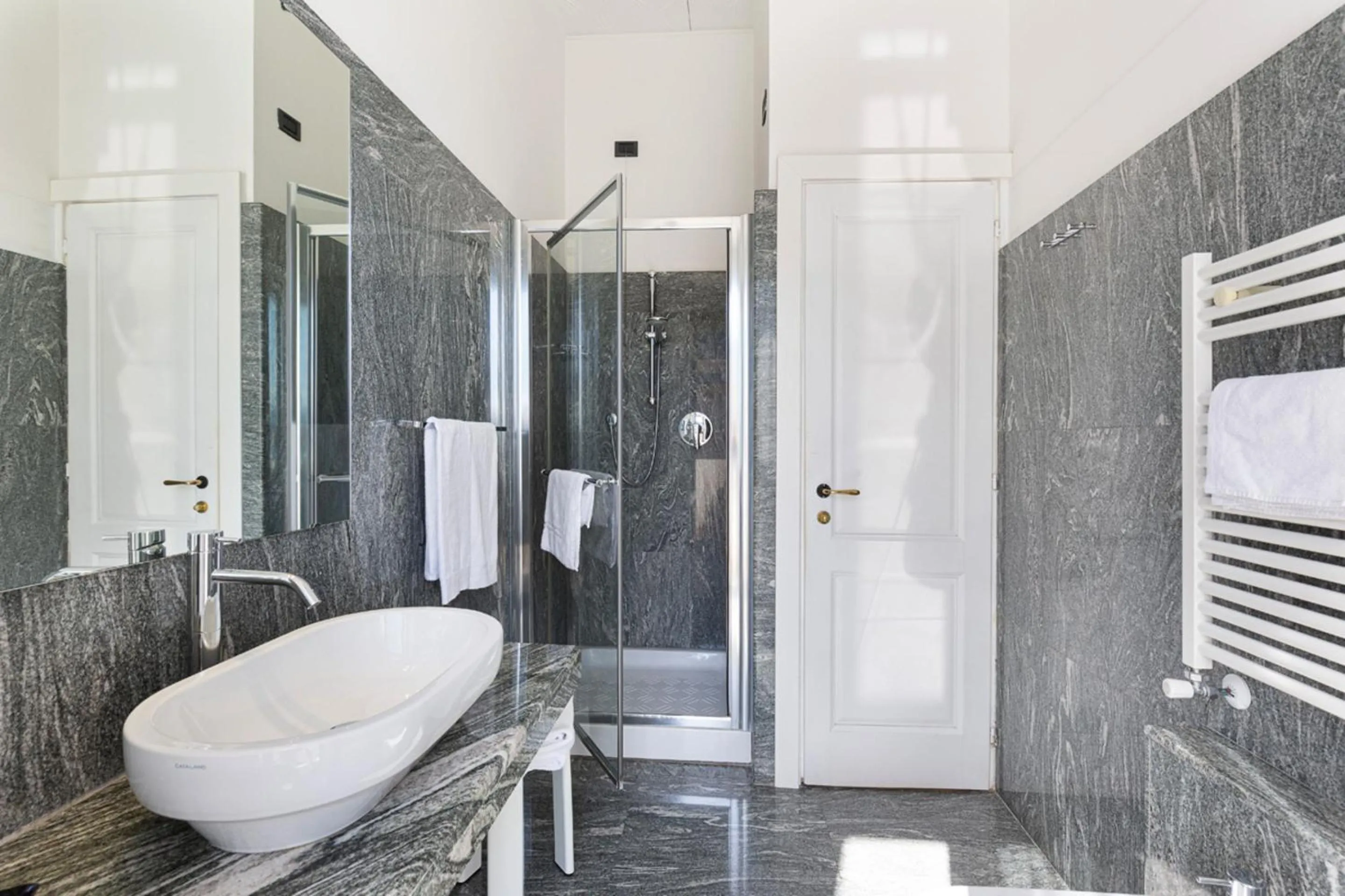 Shower in Grand Hotel Mediterranee