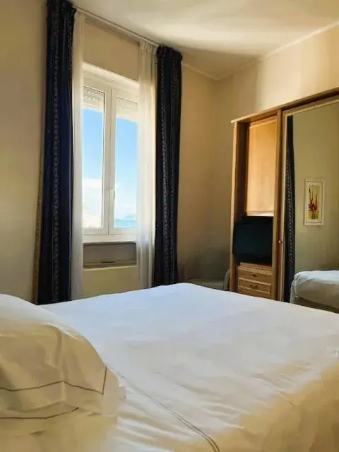 Superior Single Room with Sea View in Grand Hotel Mediterranee Superior Single Room with Sea View in Grand Hotel Mediterranee