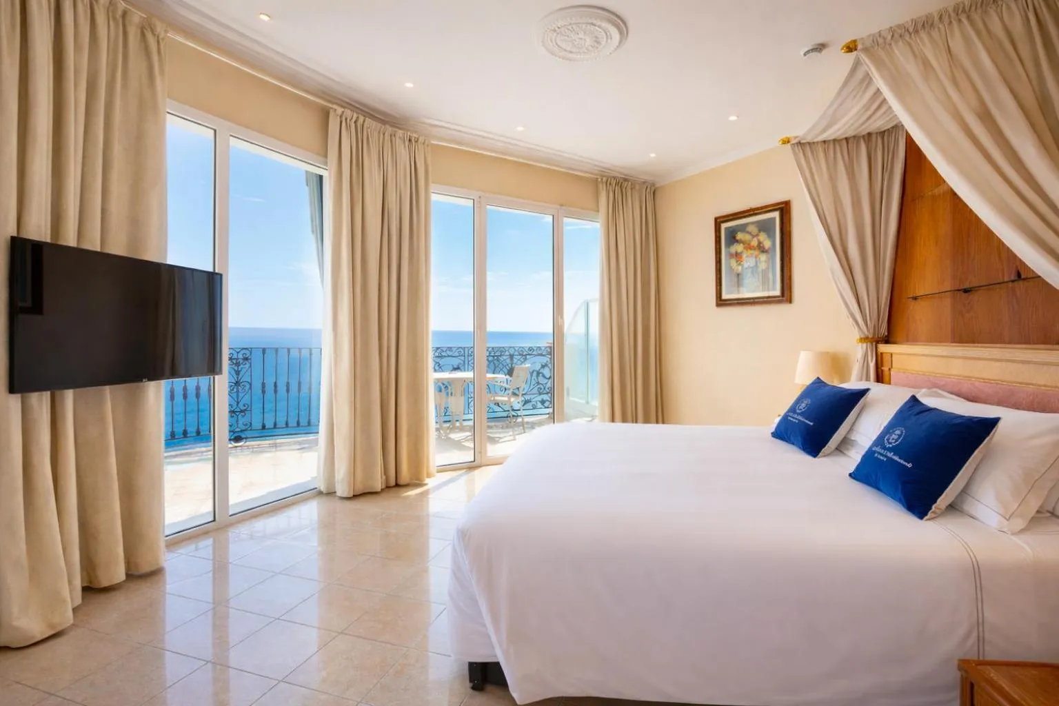 Communal lounge/ TV room, Bed in LVG Hotel Collection - Grand Hotel Mediterranee