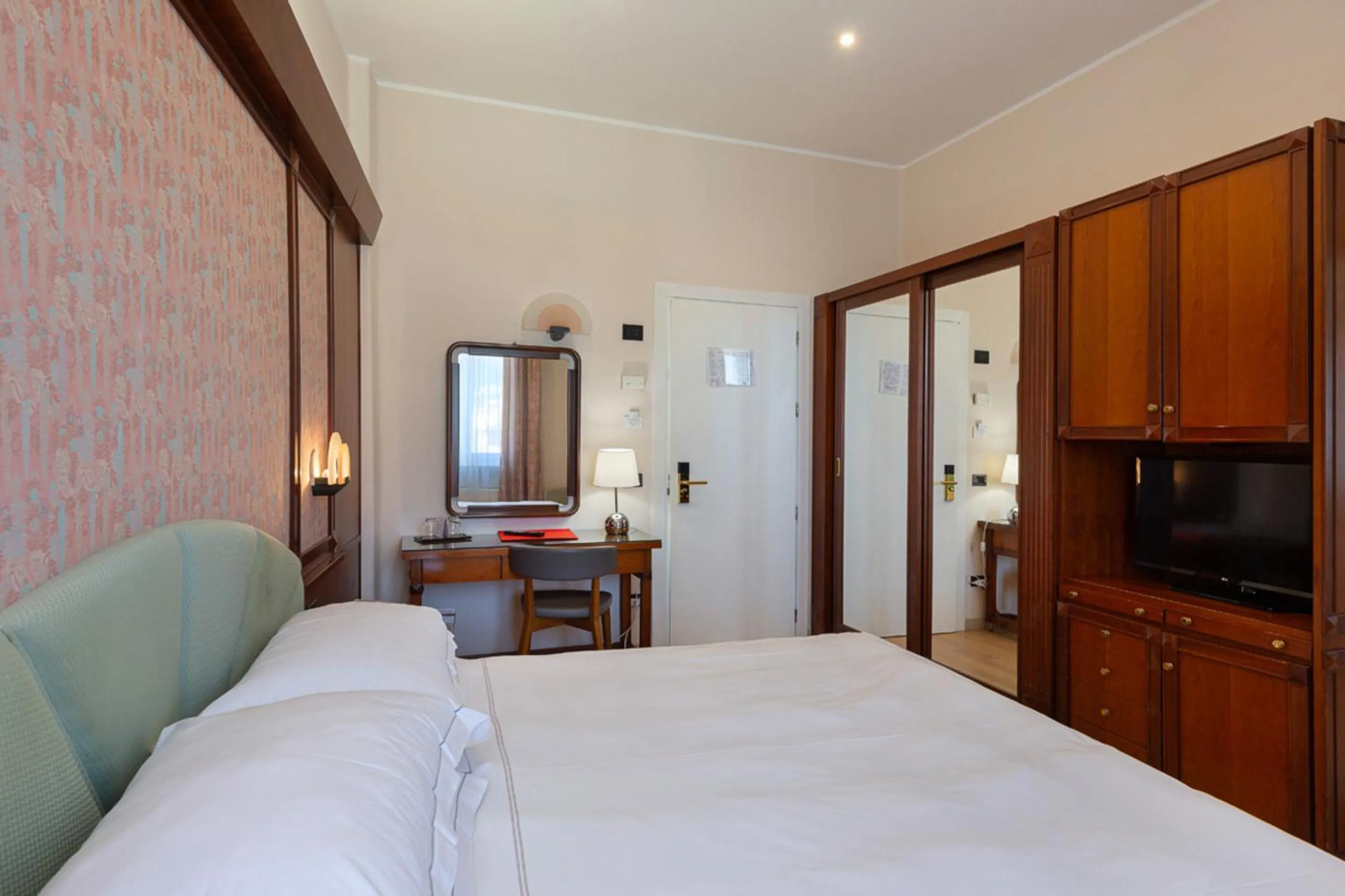 Bed in Grand Hotel Mediterranee