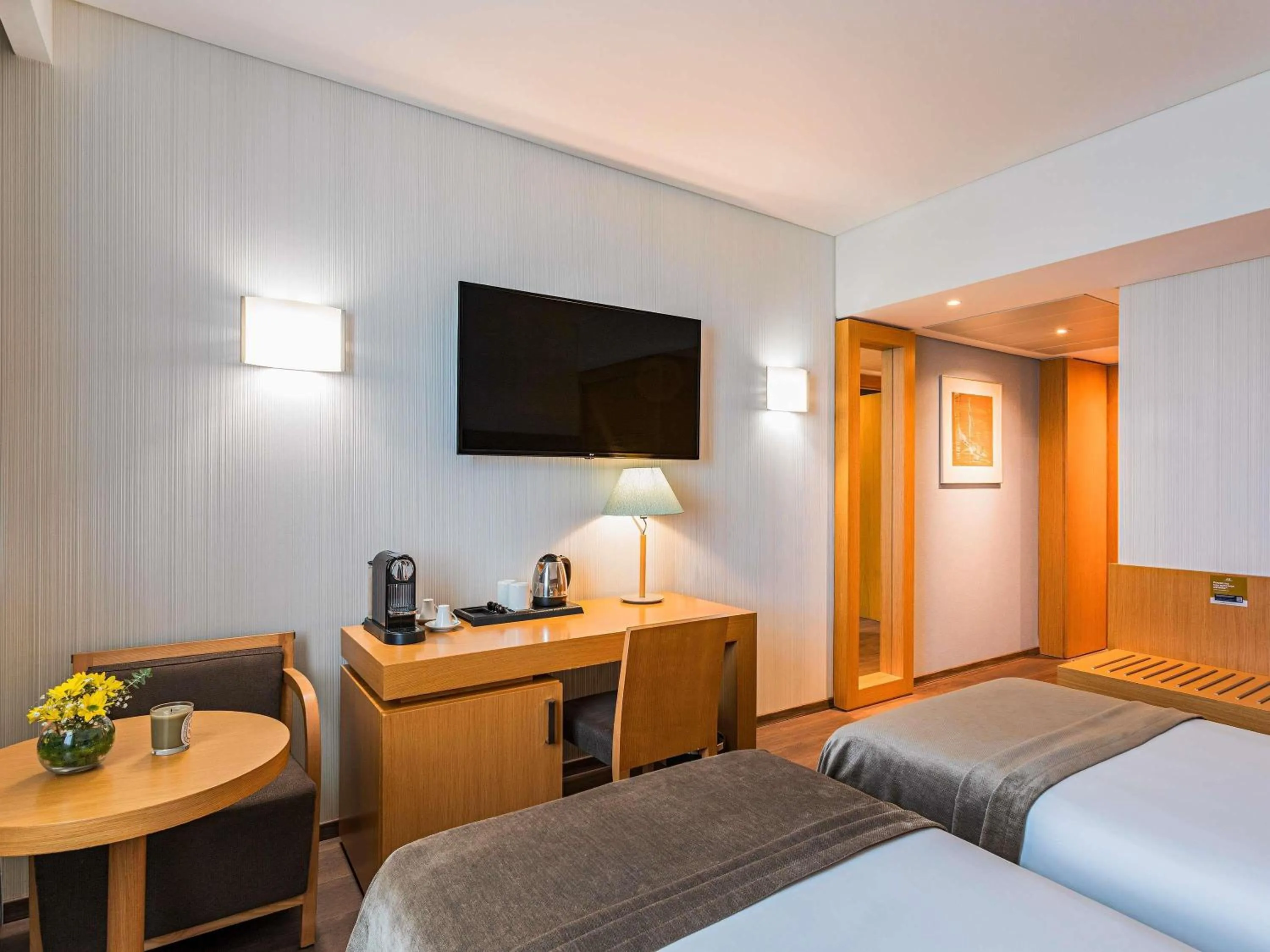 Bedroom, Bed in Mercure Lisboa Almada