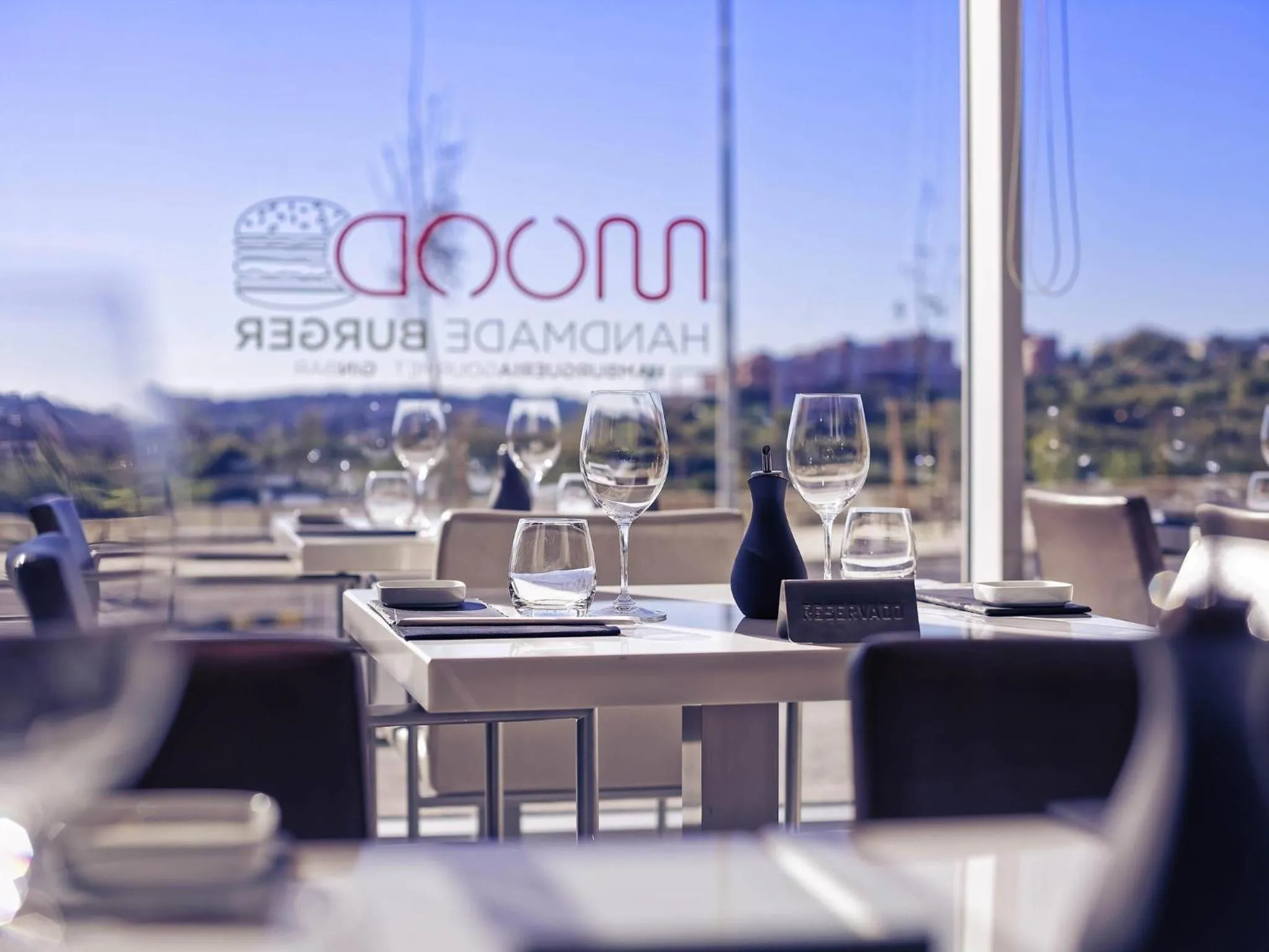 Restaurant/places to eat in Mercure Lisboa Almada