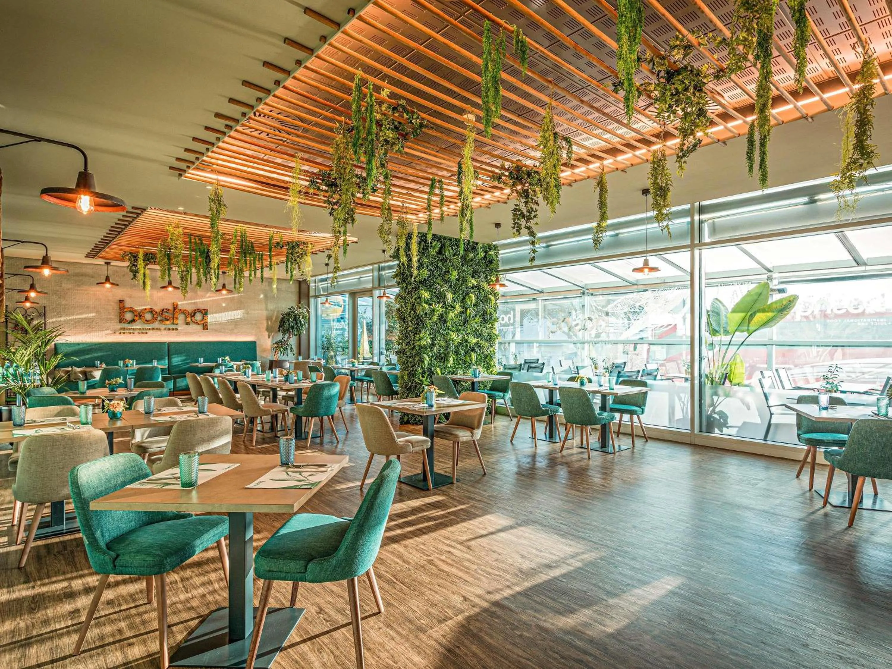 Lounge or bar in Mercure Lisboa Almada