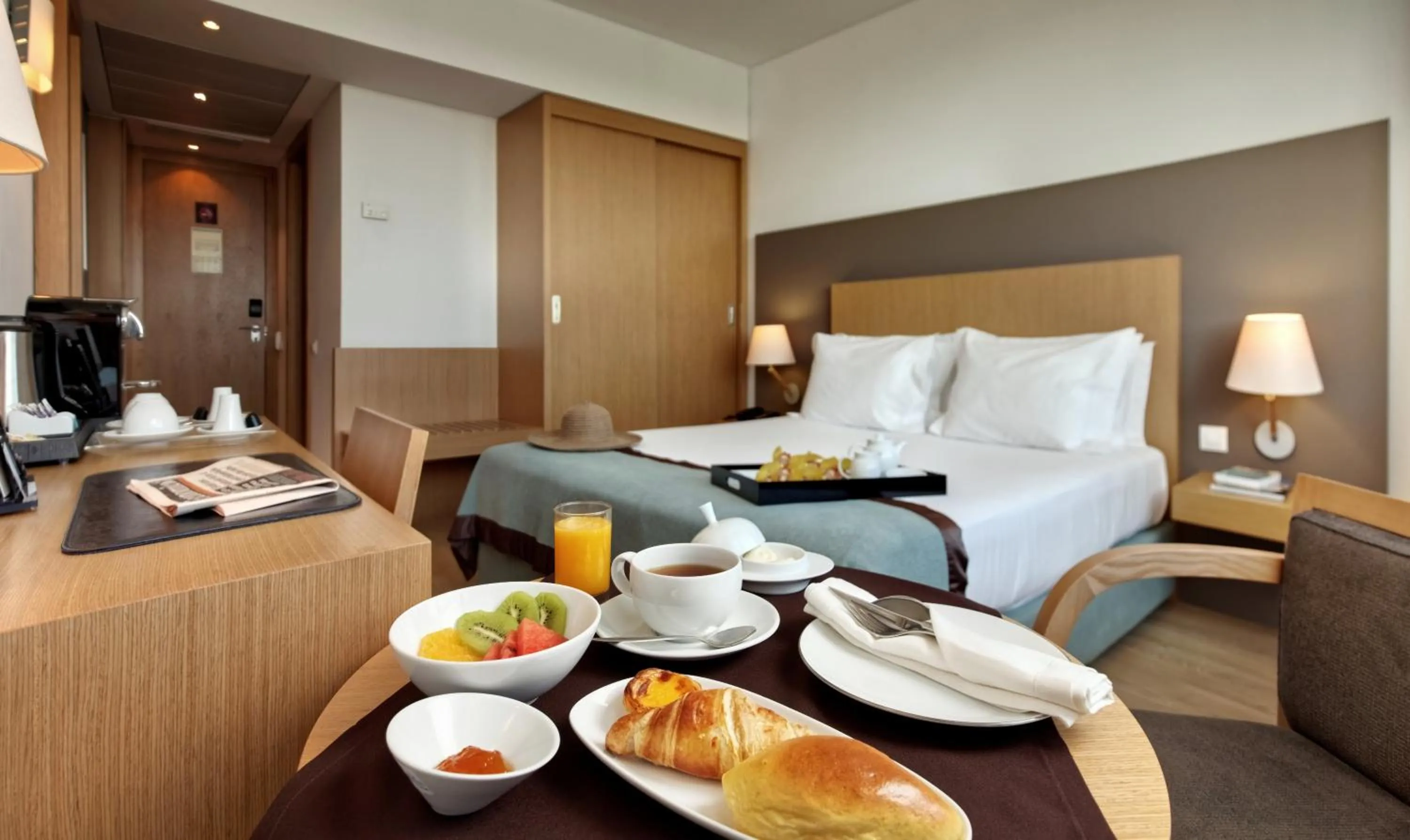 Photo of the whole room, Bed in Mercure Lisboa Almada