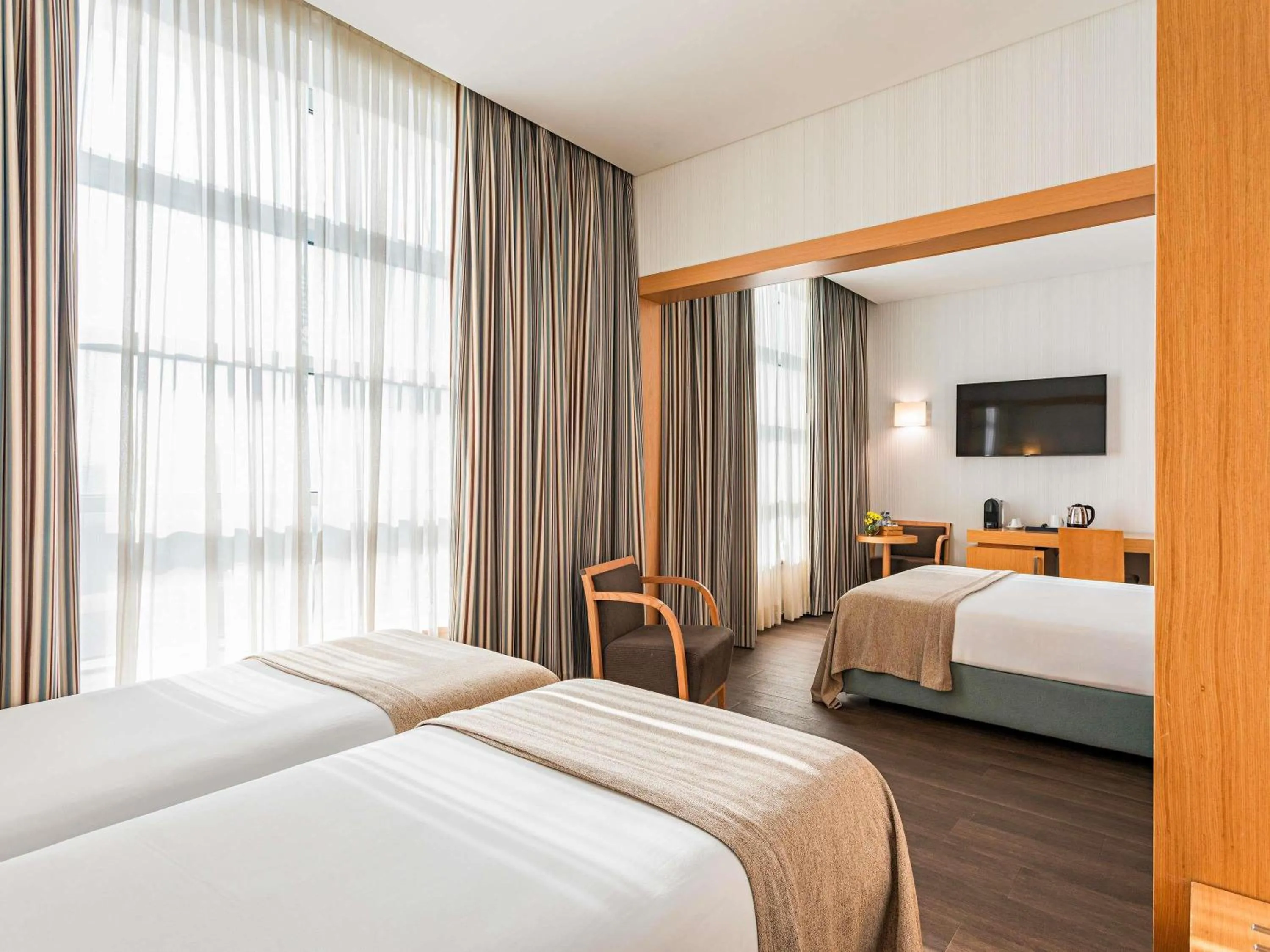 Bedroom, Bed in Mercure Lisboa Almada