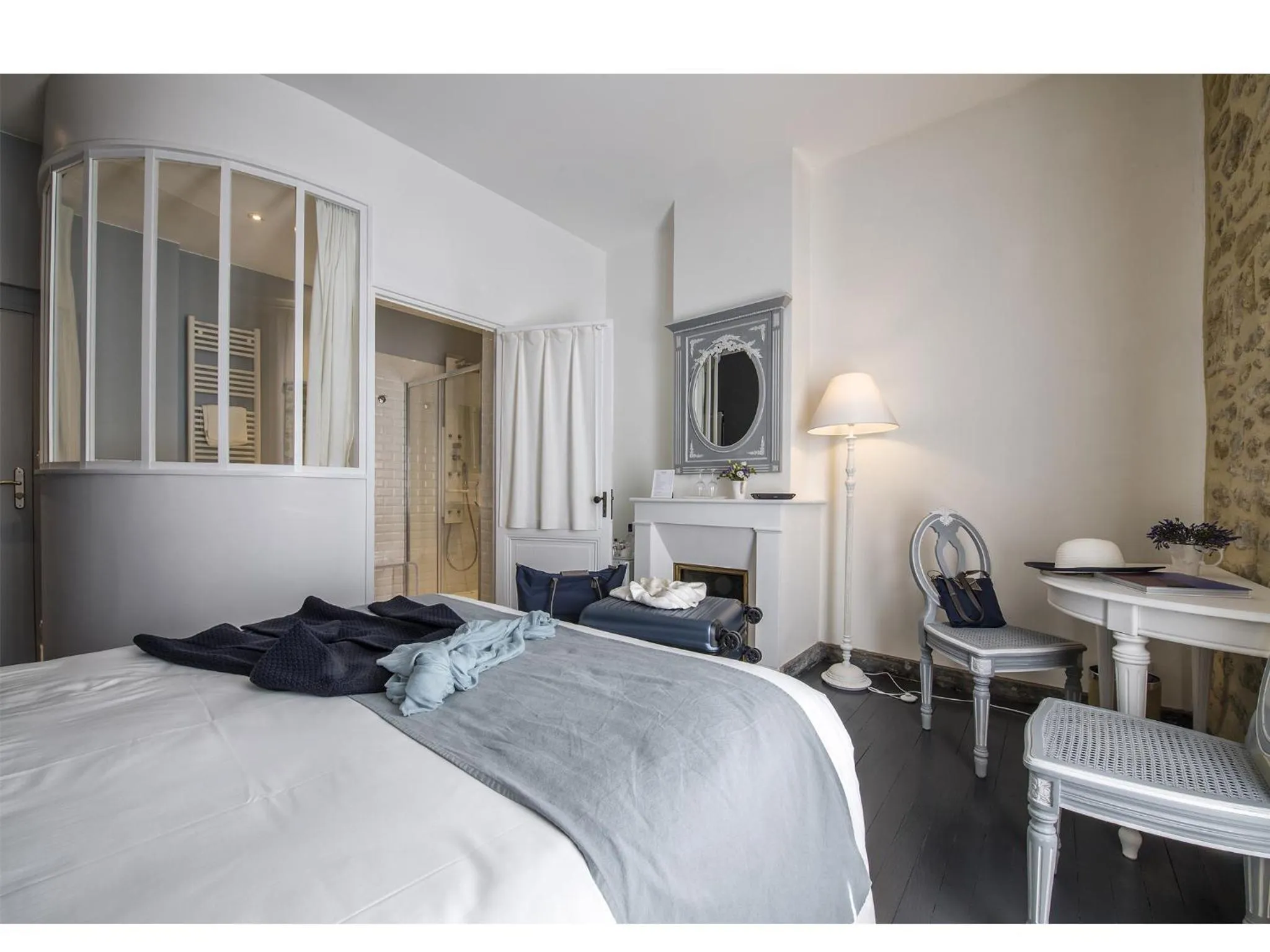 Photo of the whole room, Bed in La Sauternaise, luxury Boutique B&B