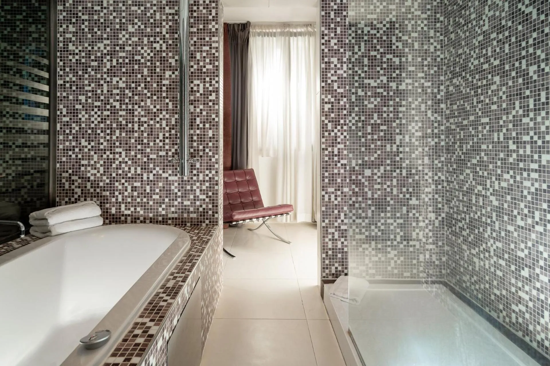 Hot Tub, Bed in Just Hotel Lomazzo Fiera