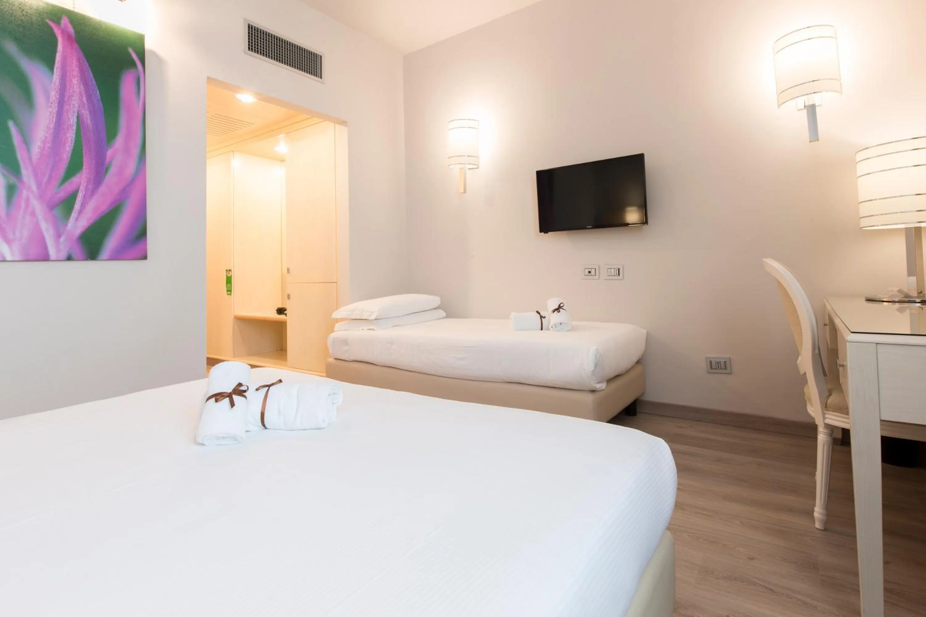 Bathroom, Bed in Just Hotel Lomazzo Fiera