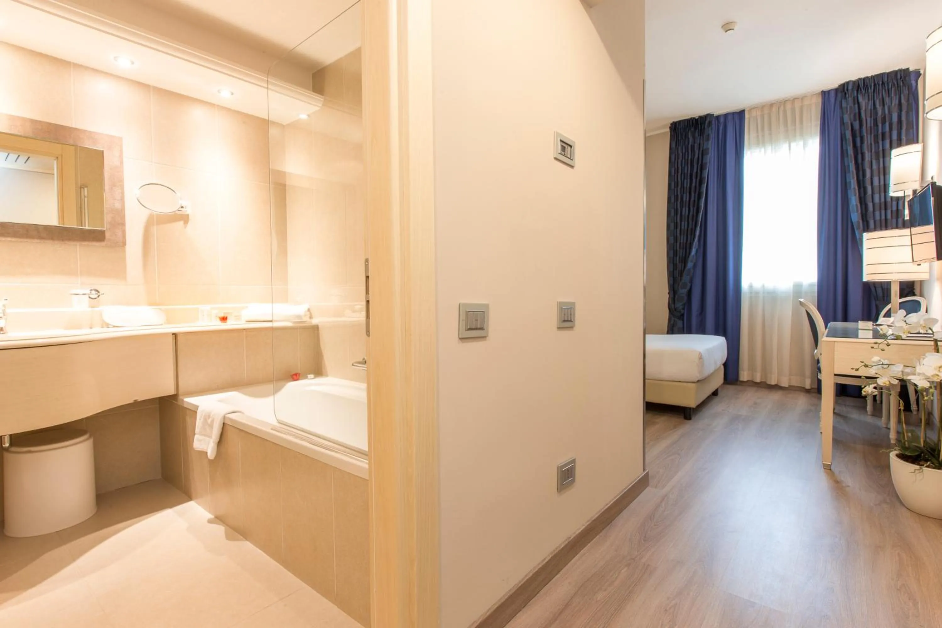 Bathroom, Bed in Just Hotel Lomazzo Fiera