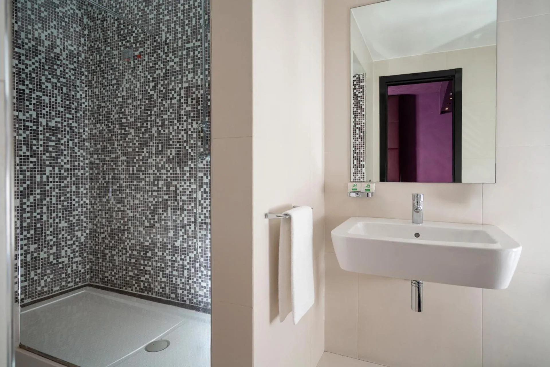 Bathroom in Just Hotel Lomazzo Fiera