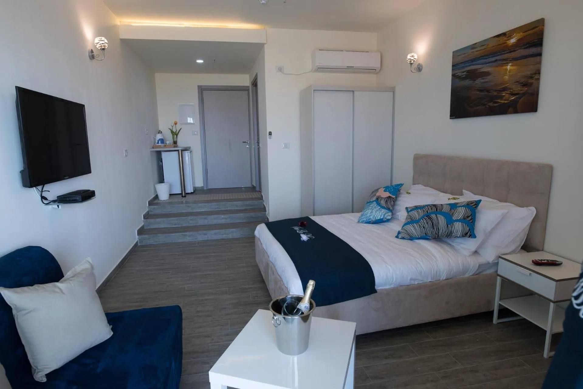 Photo of the whole room, Bed in Sur La Mer Hotel Ashdod