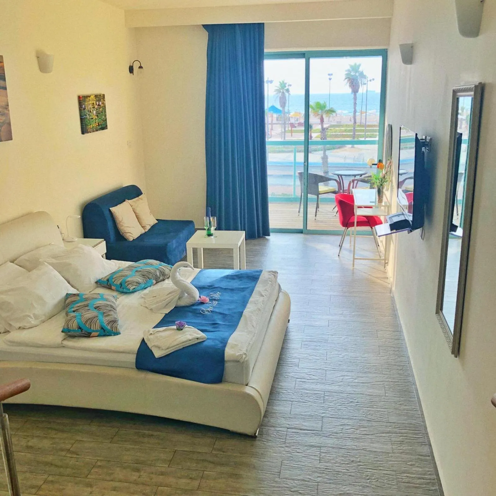 Living room, Bed in Sur La Mer Hotel Ashdod