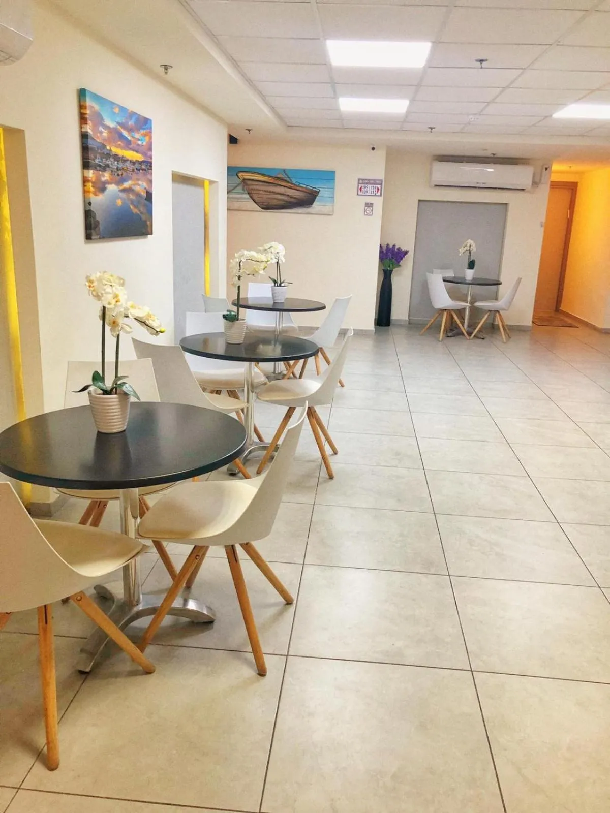 Seating area in Sur La Mer Hotel Ashdod