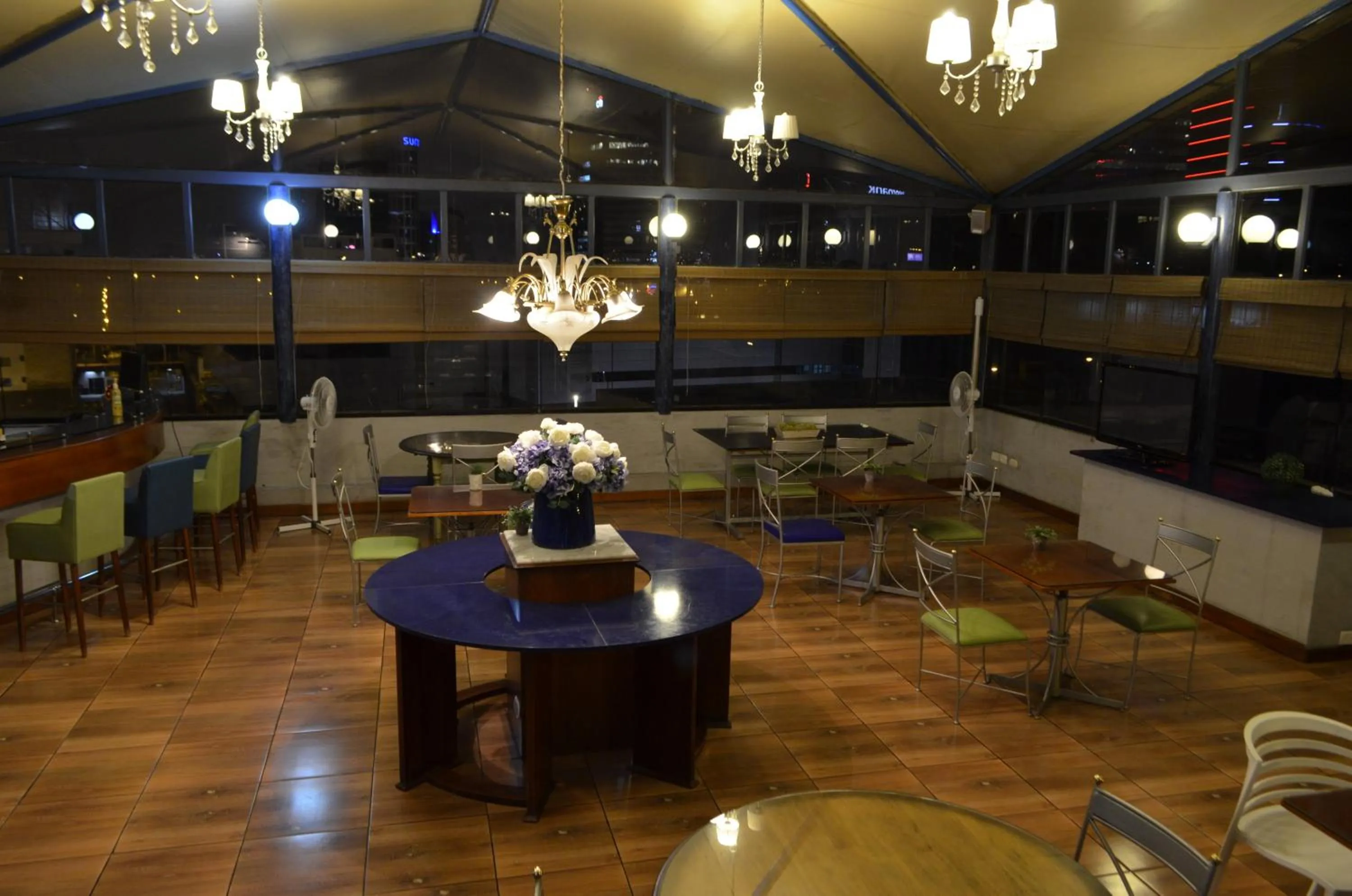 Restaurant/places to eat in Daniel's Apart Hotel