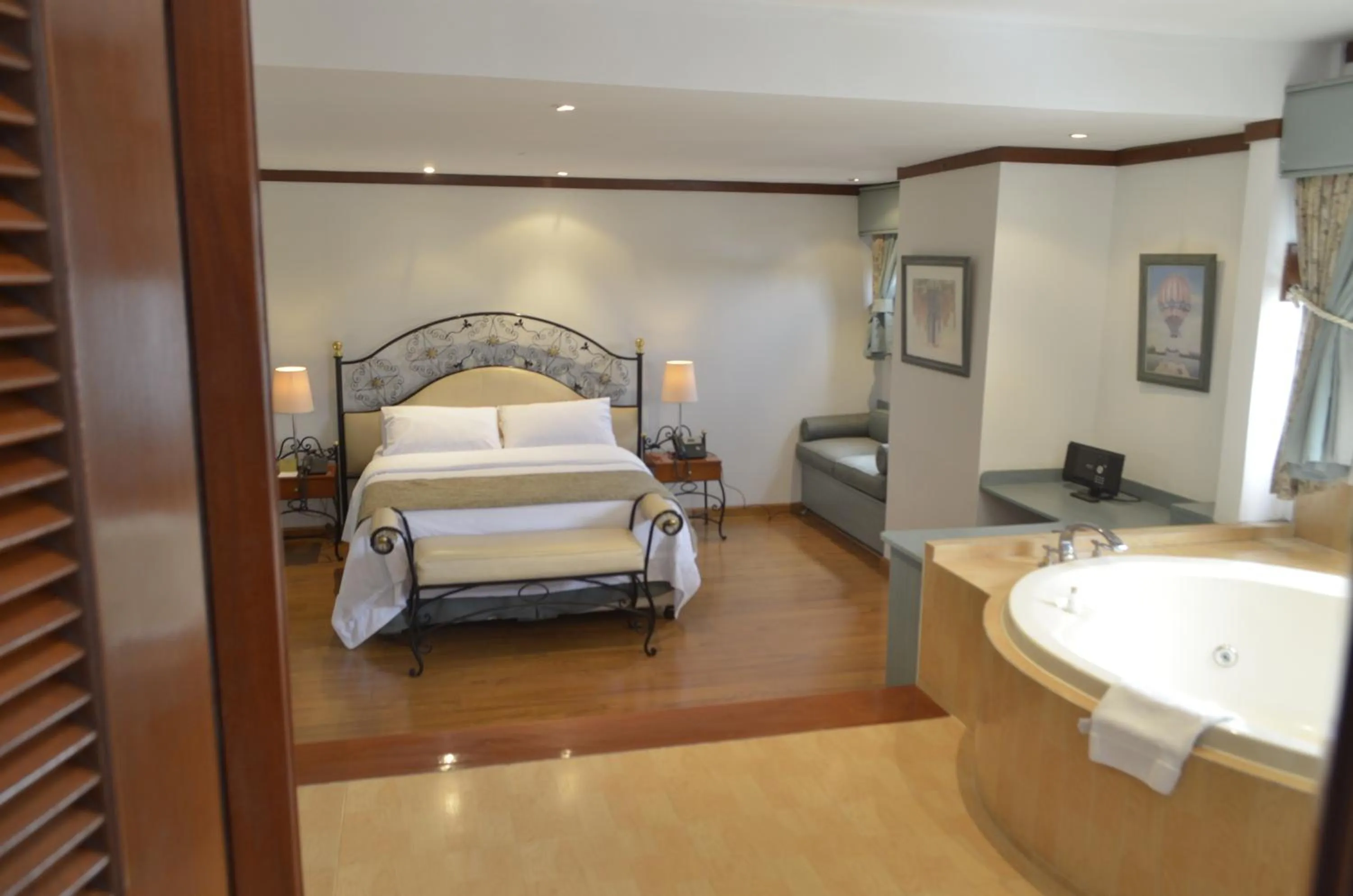 Hot Tub, Bed in Daniel's Apart Hotel