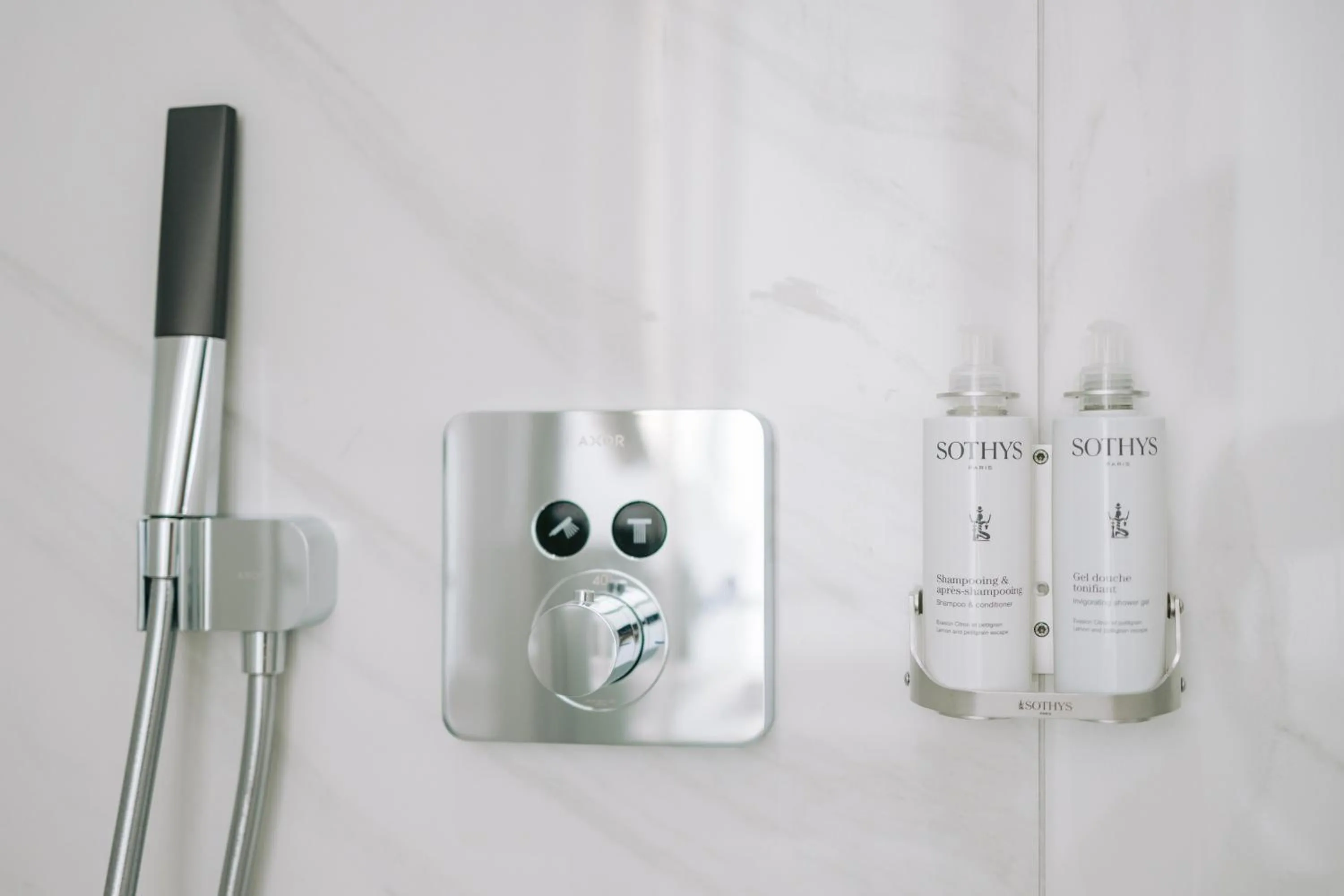 Shower in Hôtel Majestic