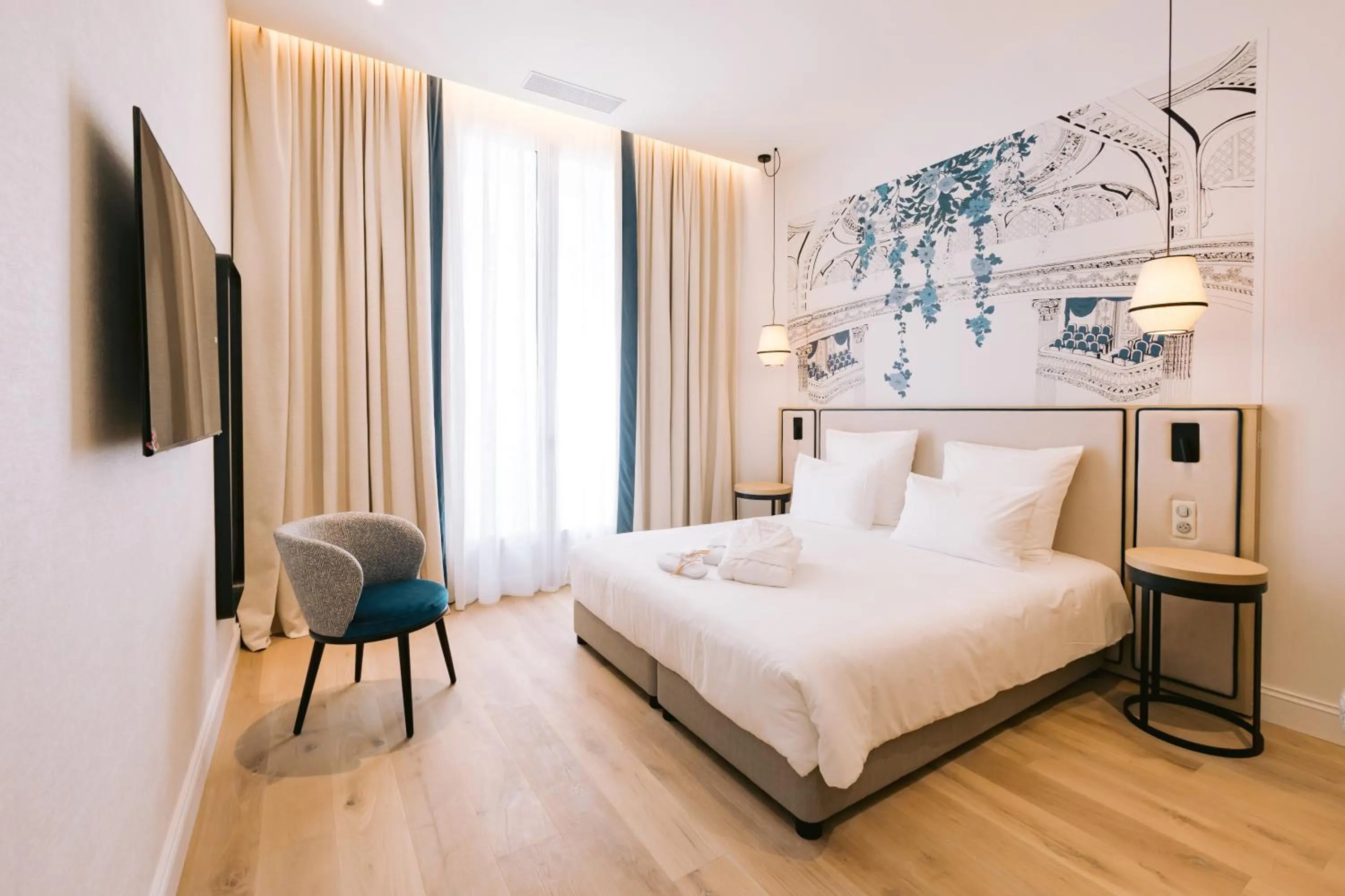 Photo of the whole room, Bed in Hôtel Majestic