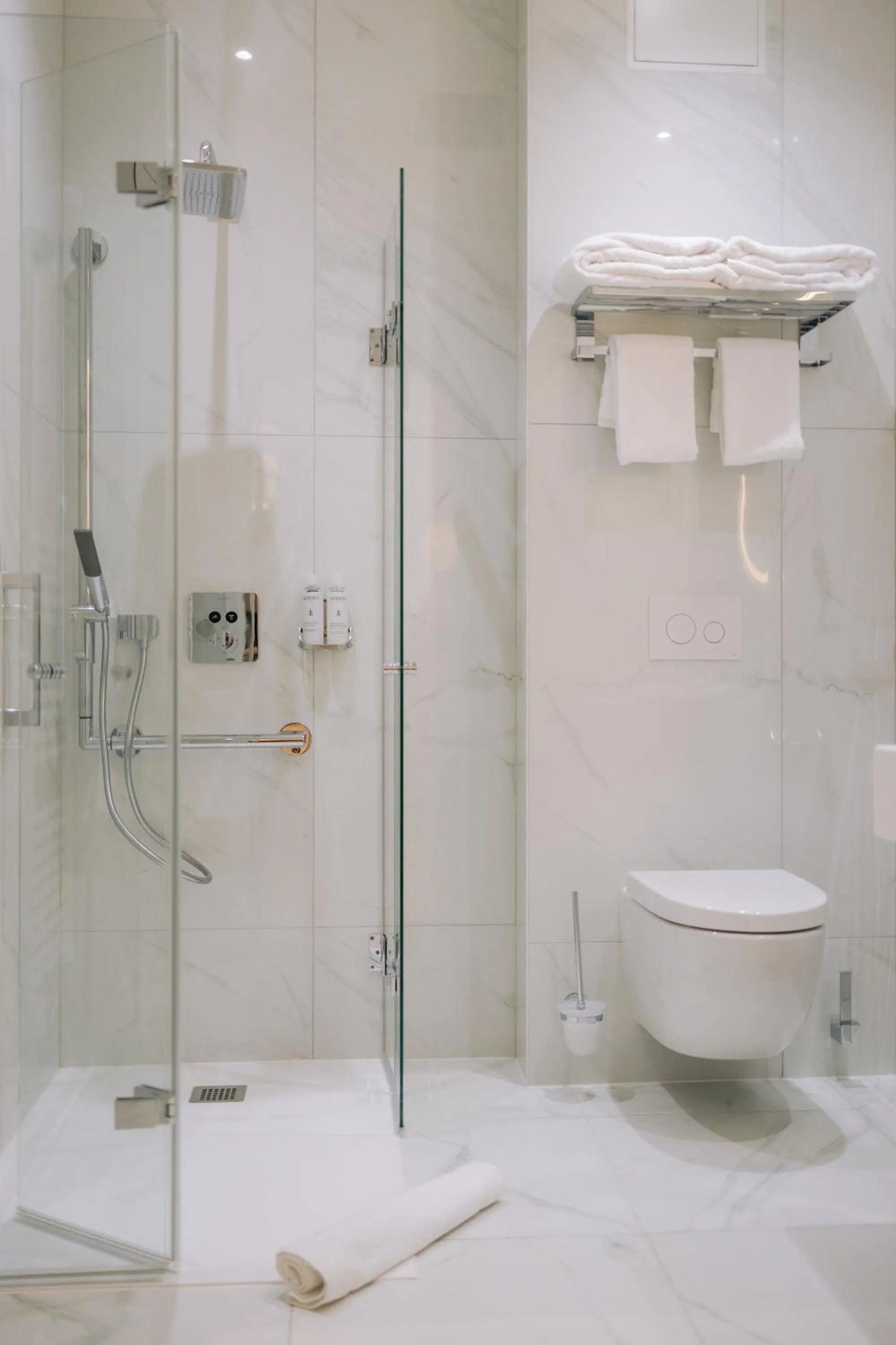 Bathroom in Hôtel Majestic