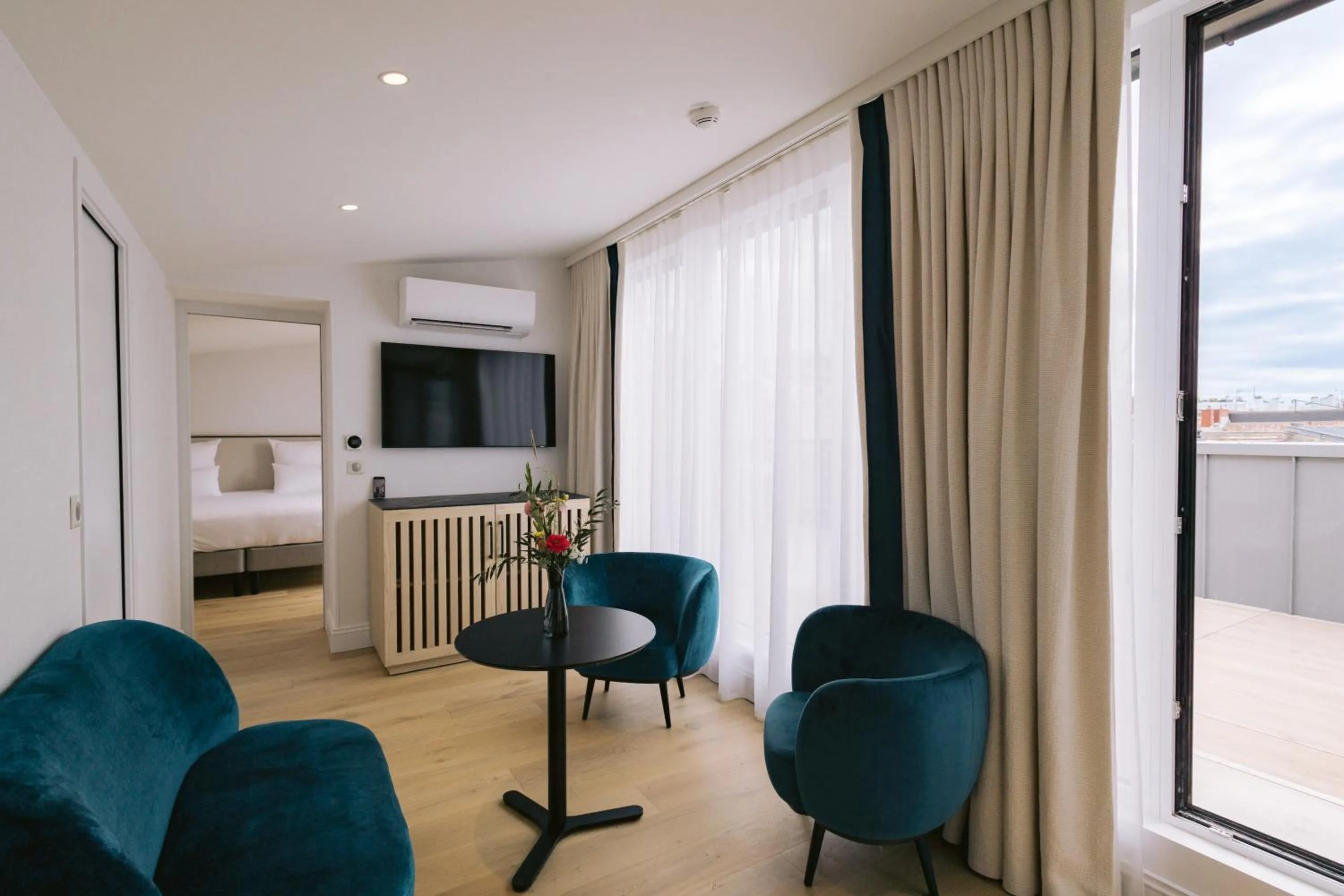 Bedroom, Bed in Hôtel Majestic