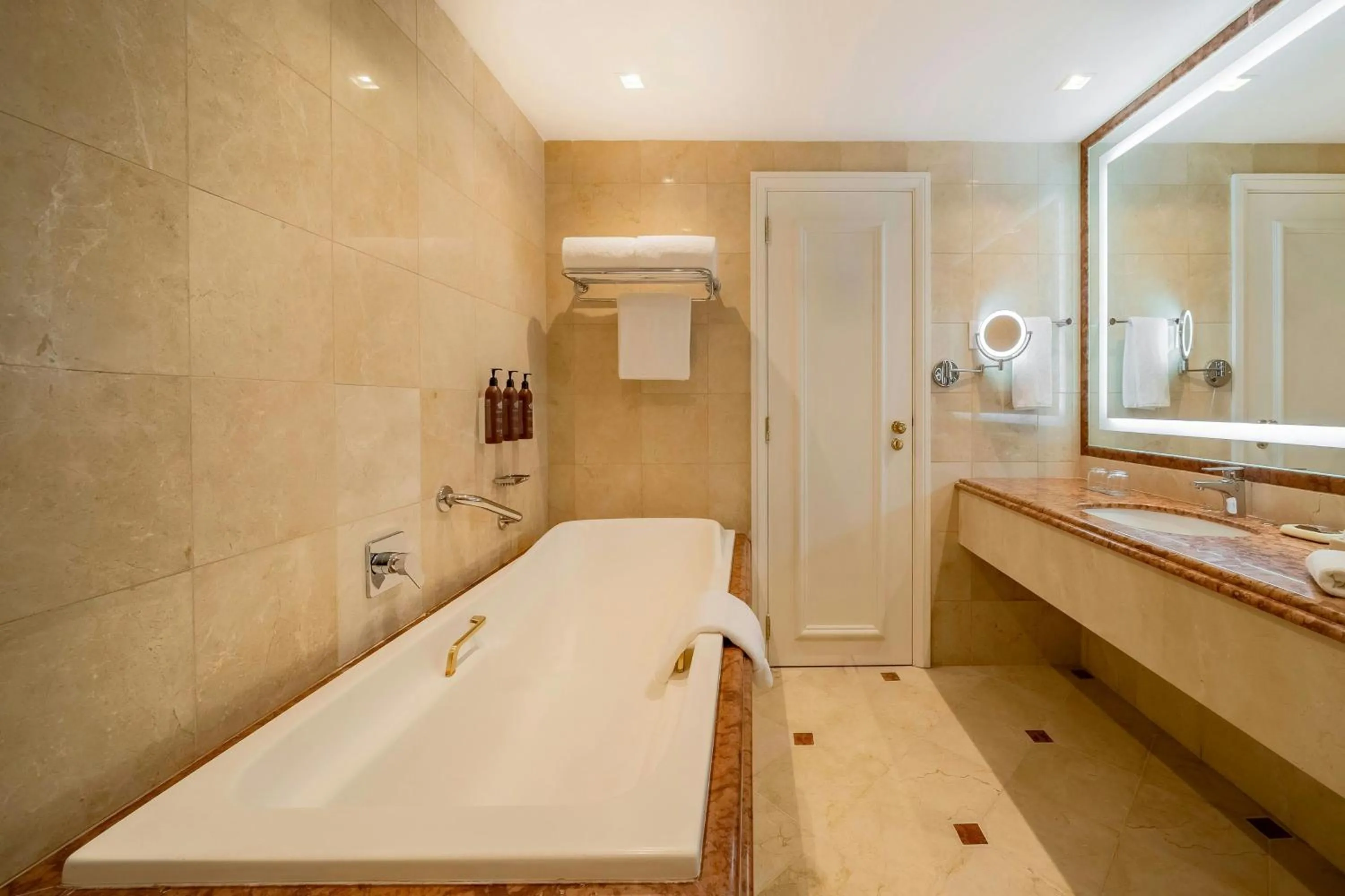 Bathroom, Bed in Sheraton São Paulo WTC Hotel