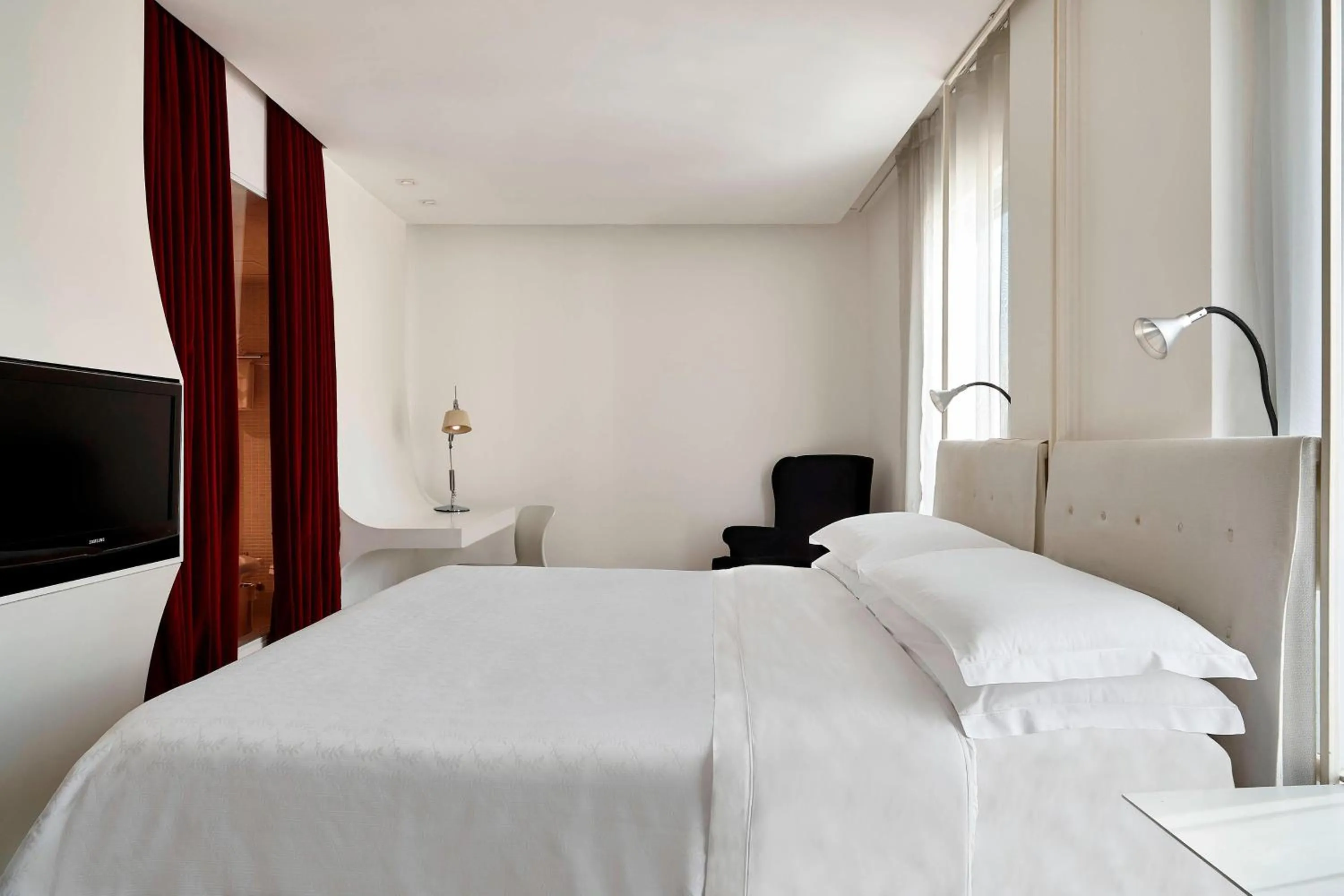 Photo of the whole room, Bed in Sheraton São Paulo WTC Hotel