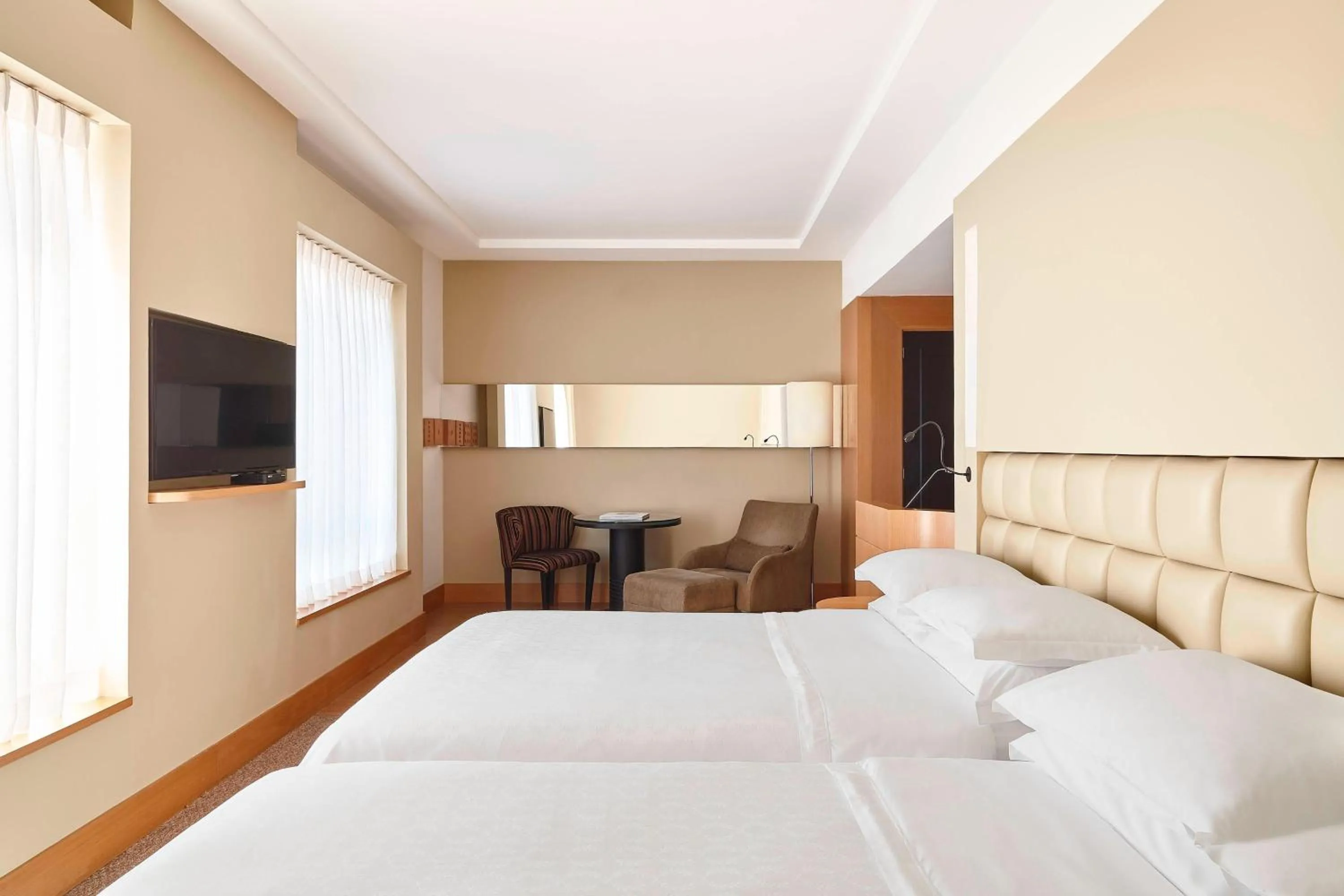 Photo of the whole room, Bed in Sheraton São Paulo WTC Hotel