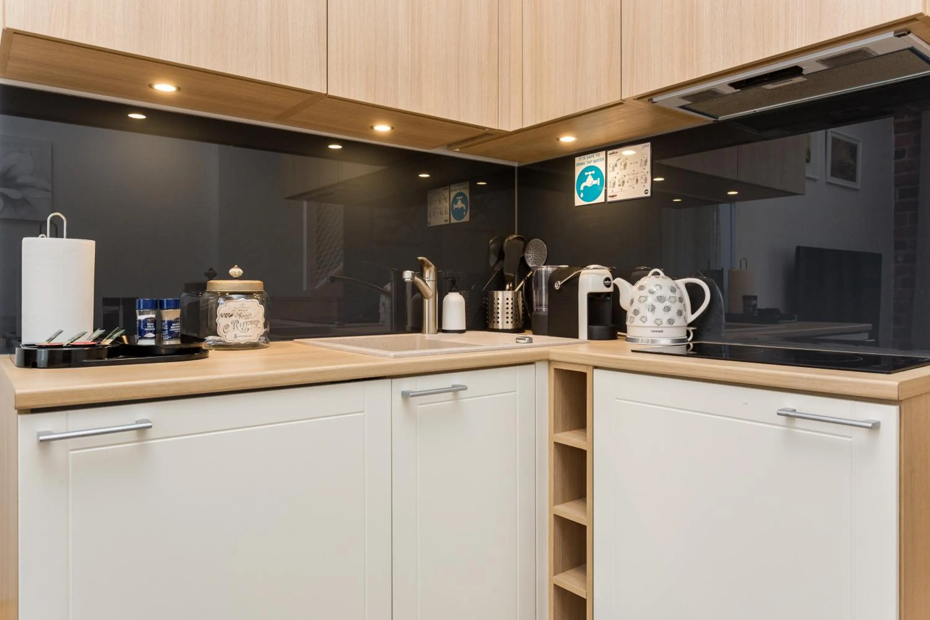 Photo of the whole room in Angleterre Apartments