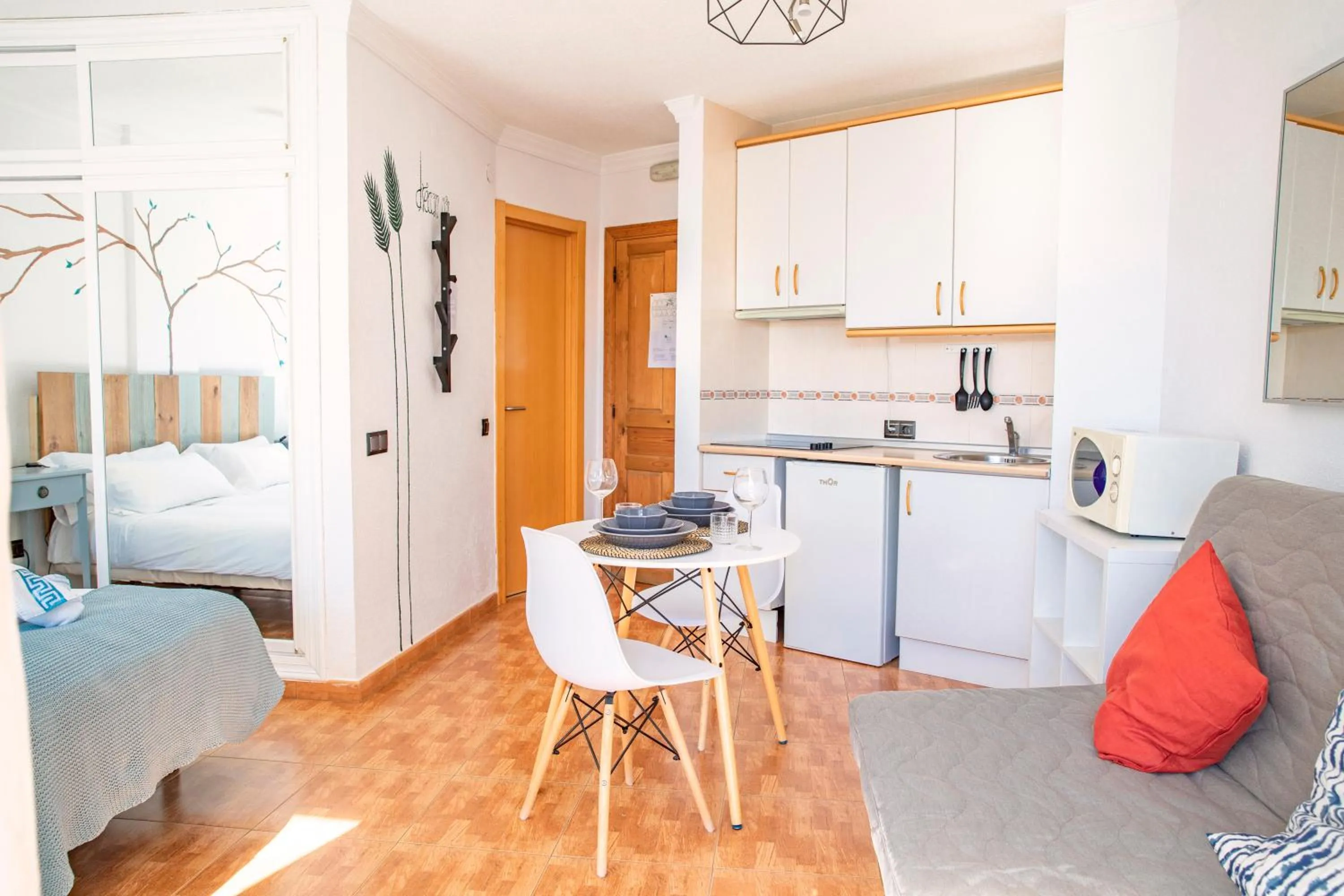 Kitchen or kitchenette, Bed in Palm Beach Club Apartamentos Carihuela