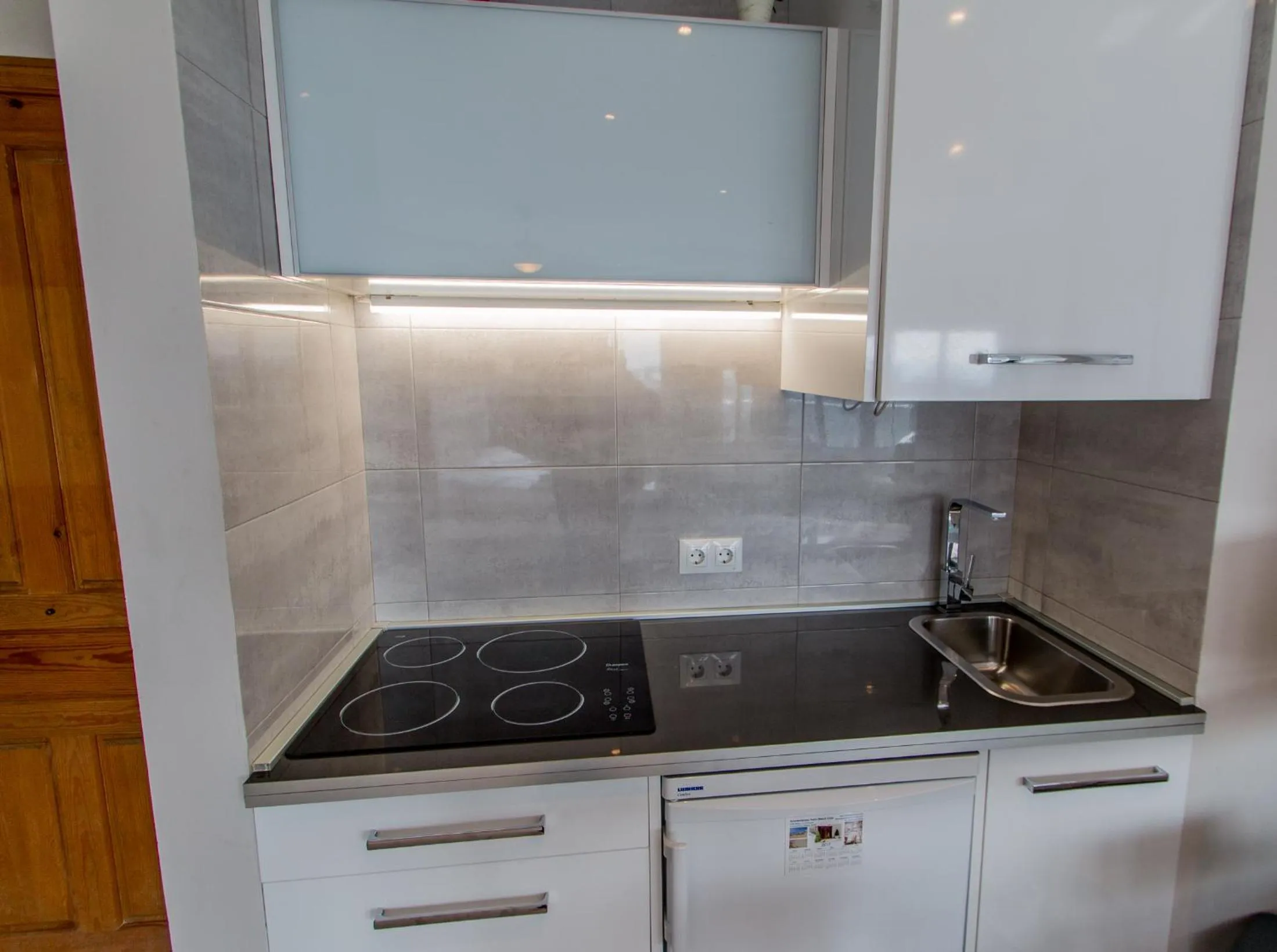 Kitchen or kitchenette in Palm Beach Club Apartamentos Carihuela