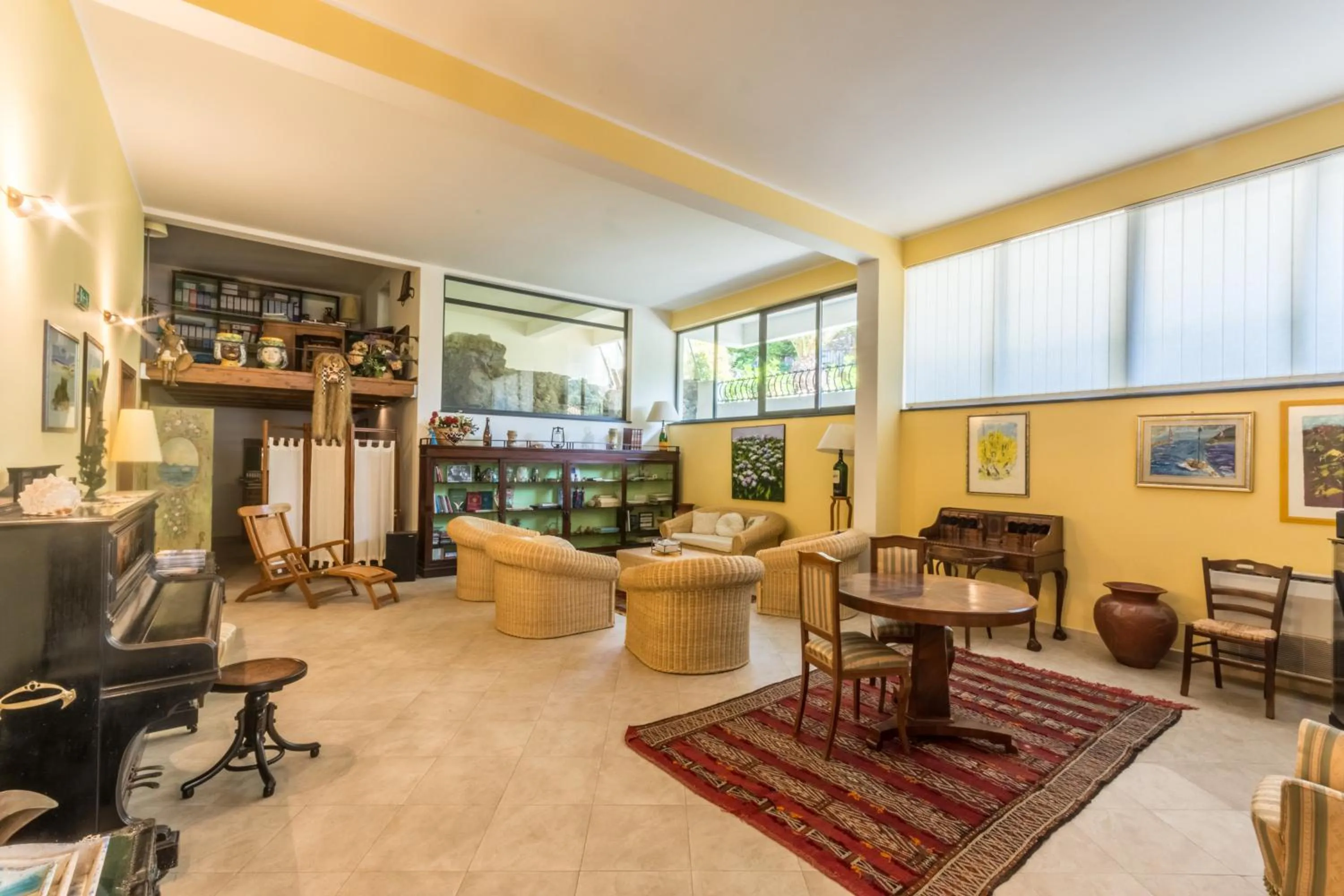 Communal lounge/ TV room in Residence Hotel Baia Portinenti