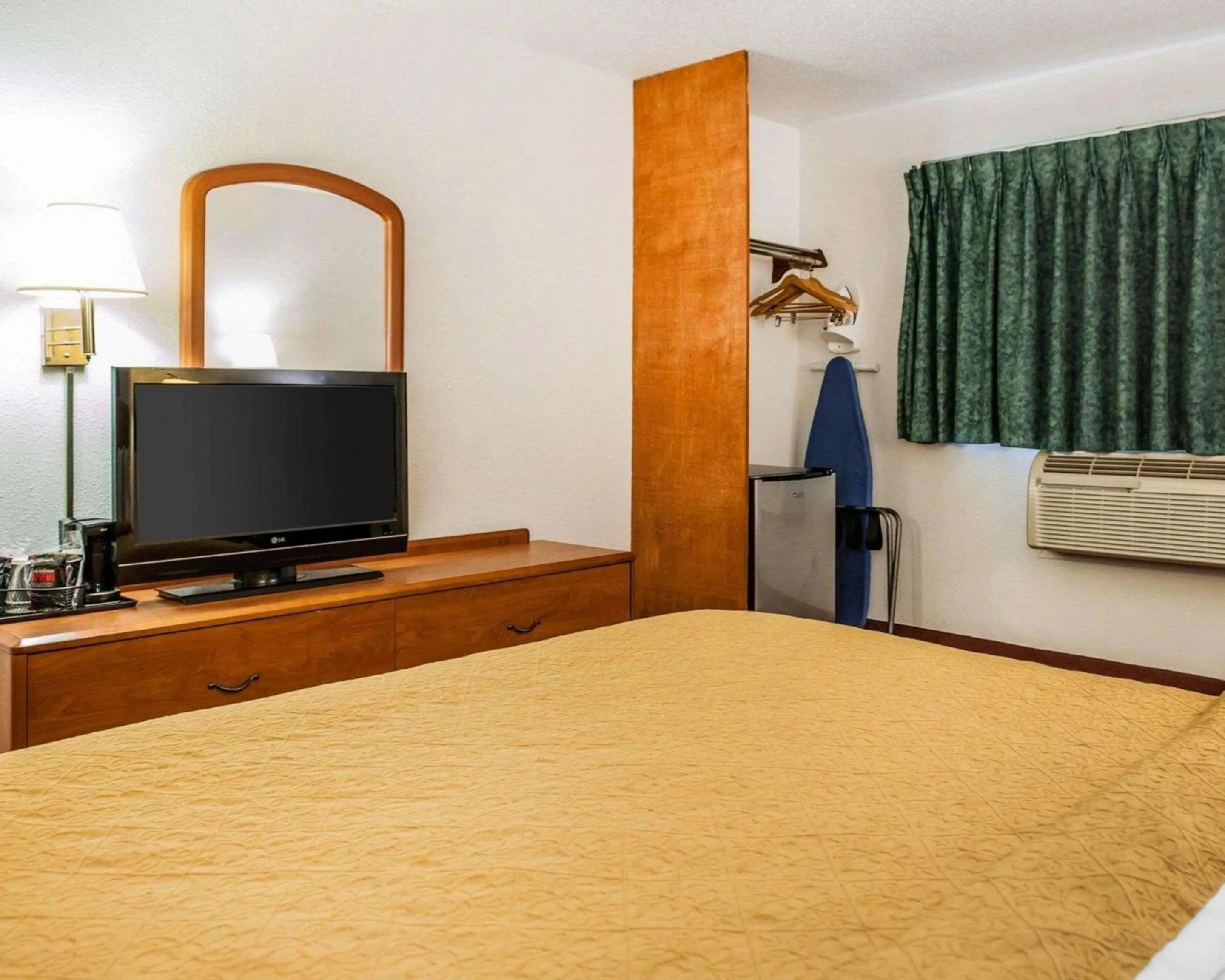 Photo of the whole room, Bed in Quality Inn South