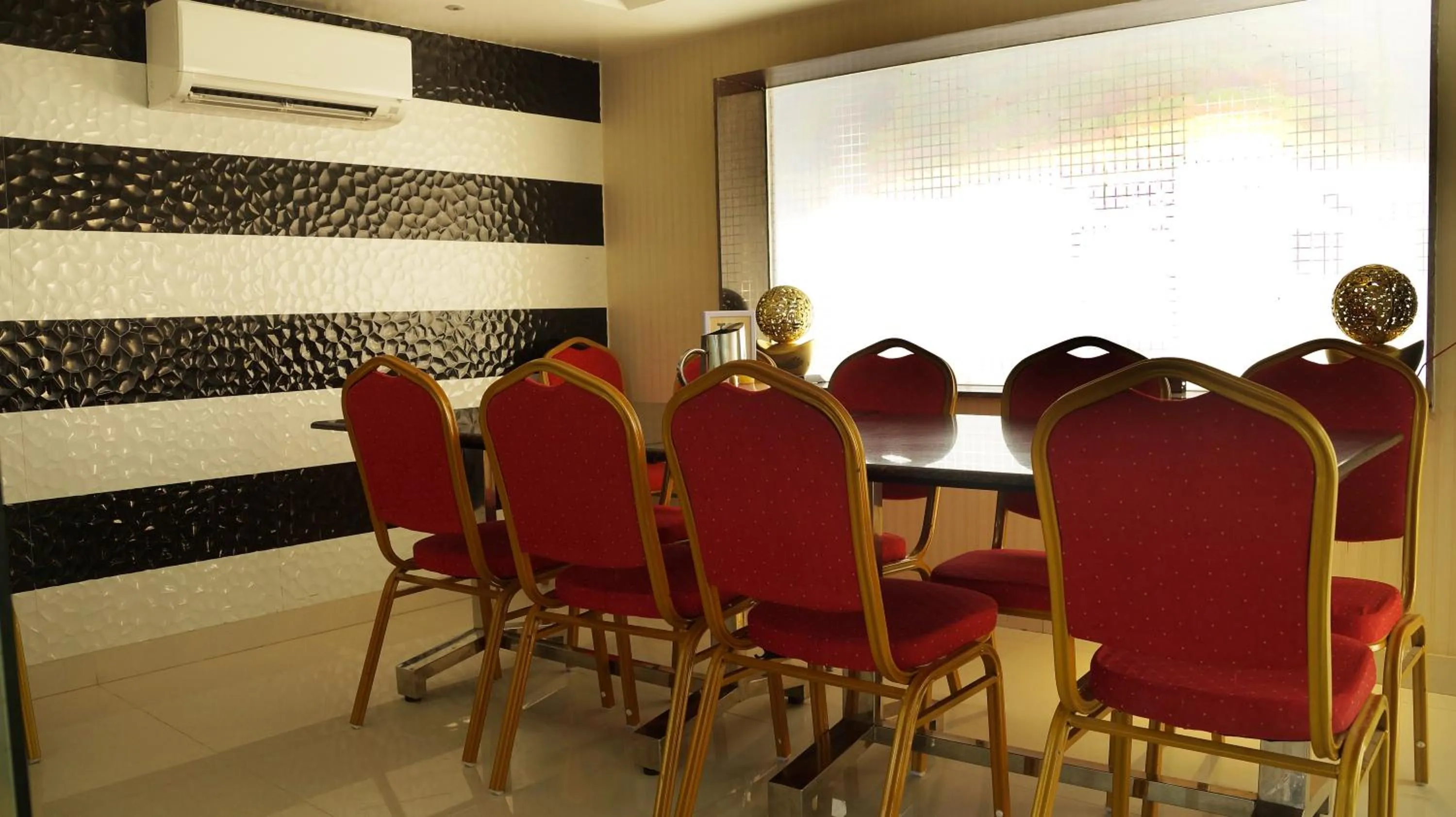 Restaurant/places to eat in Kani Residency Hotel