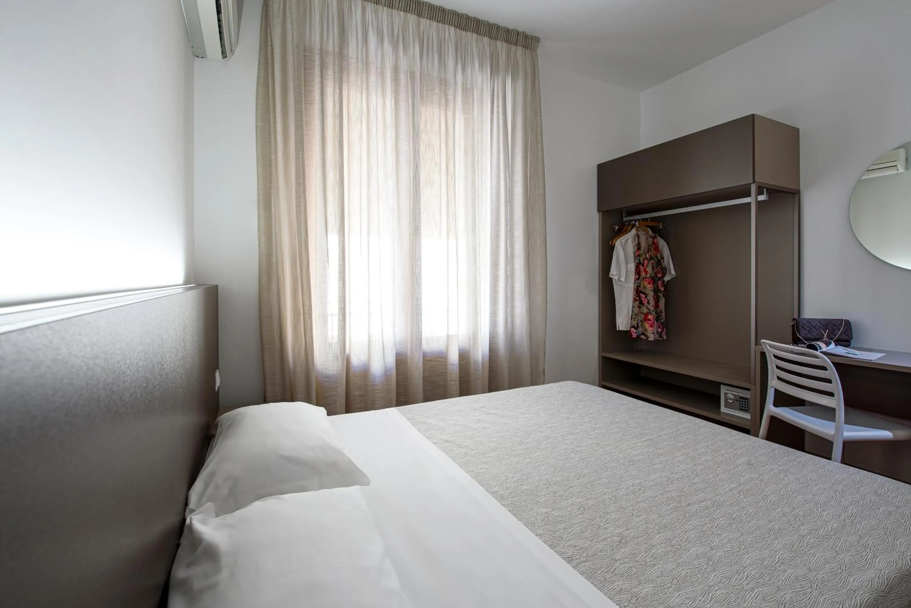 Photo of the whole room, Bed in Sun Garden