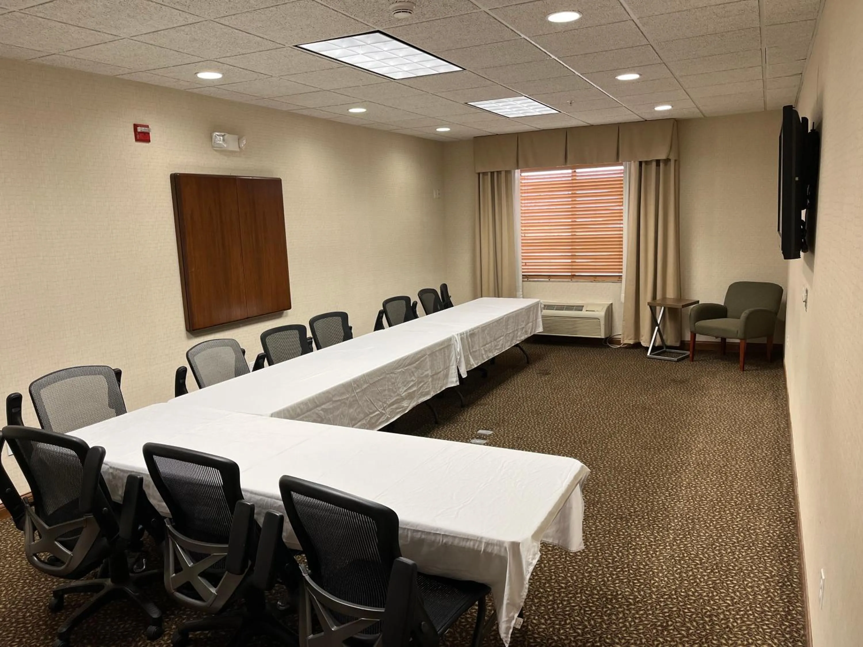 Meeting/conference room in Holiday Inn Express Hotel & Suites Howell by IHG