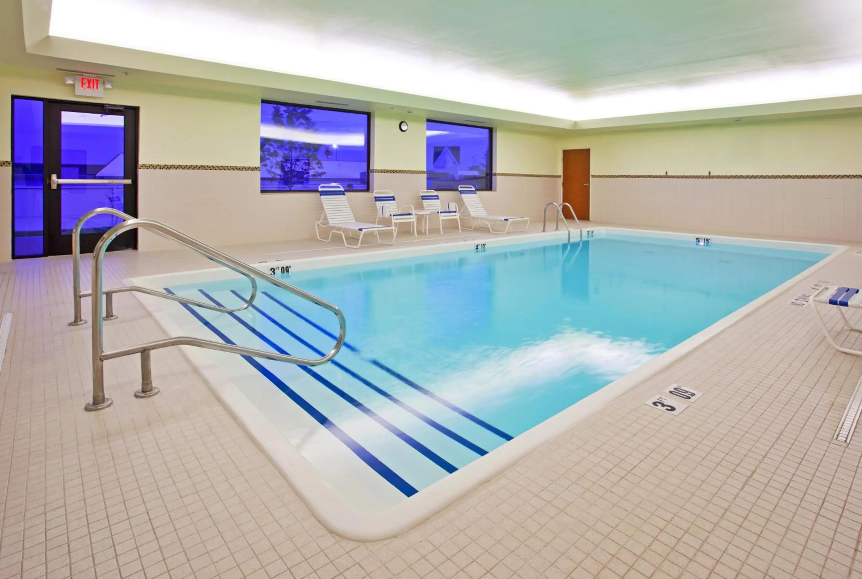 Swimming pool in Holiday Inn Express Hotel & Suites Howell by IHG