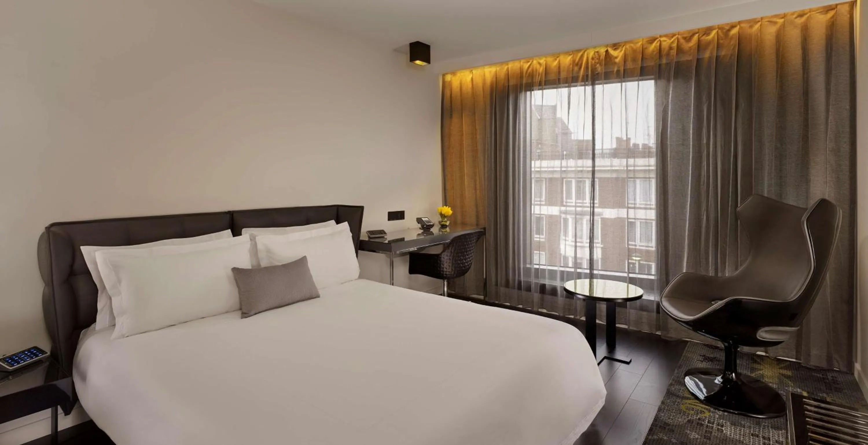 Bedroom, Bed in Park Plaza London Waterloo